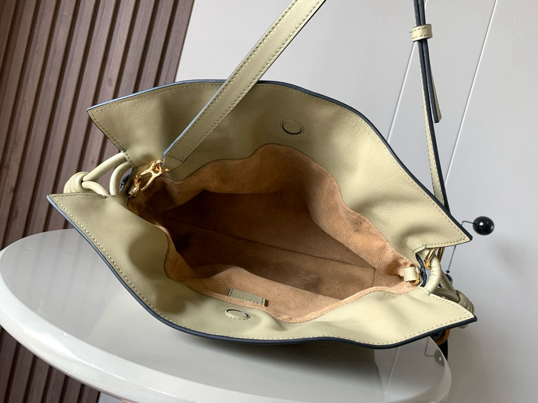 Loewe 新版梦福袋30CM 新款纳帕牛皮革Flamenco手拿包福袋 采用拉绳收紧