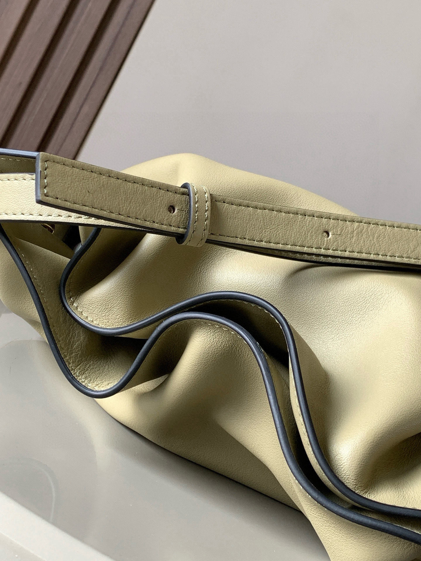 Loewe 新版梦福袋30CM 新款纳帕牛皮革Flamenco手拿包福袋 采用拉绳收紧