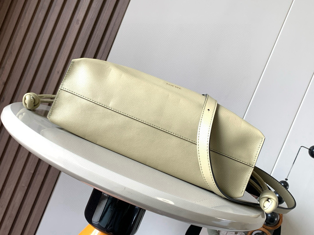 Loewe 新版梦福袋30CM 新款纳帕牛皮革Flamenco手拿包福袋 采用拉绳收紧