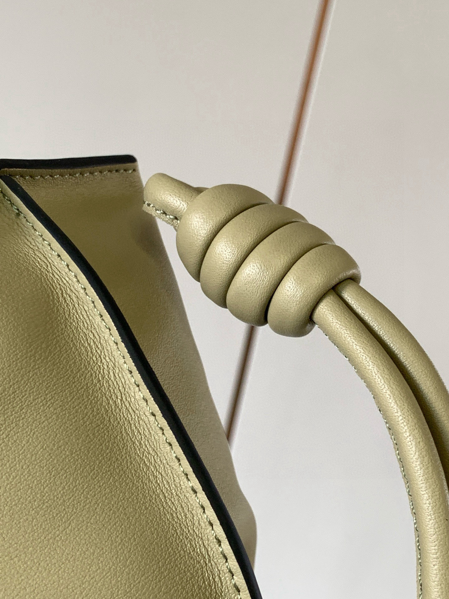 Loewe 新版梦福袋30CM 新款纳帕牛皮革Flamenco手拿包福袋 采用拉绳收紧