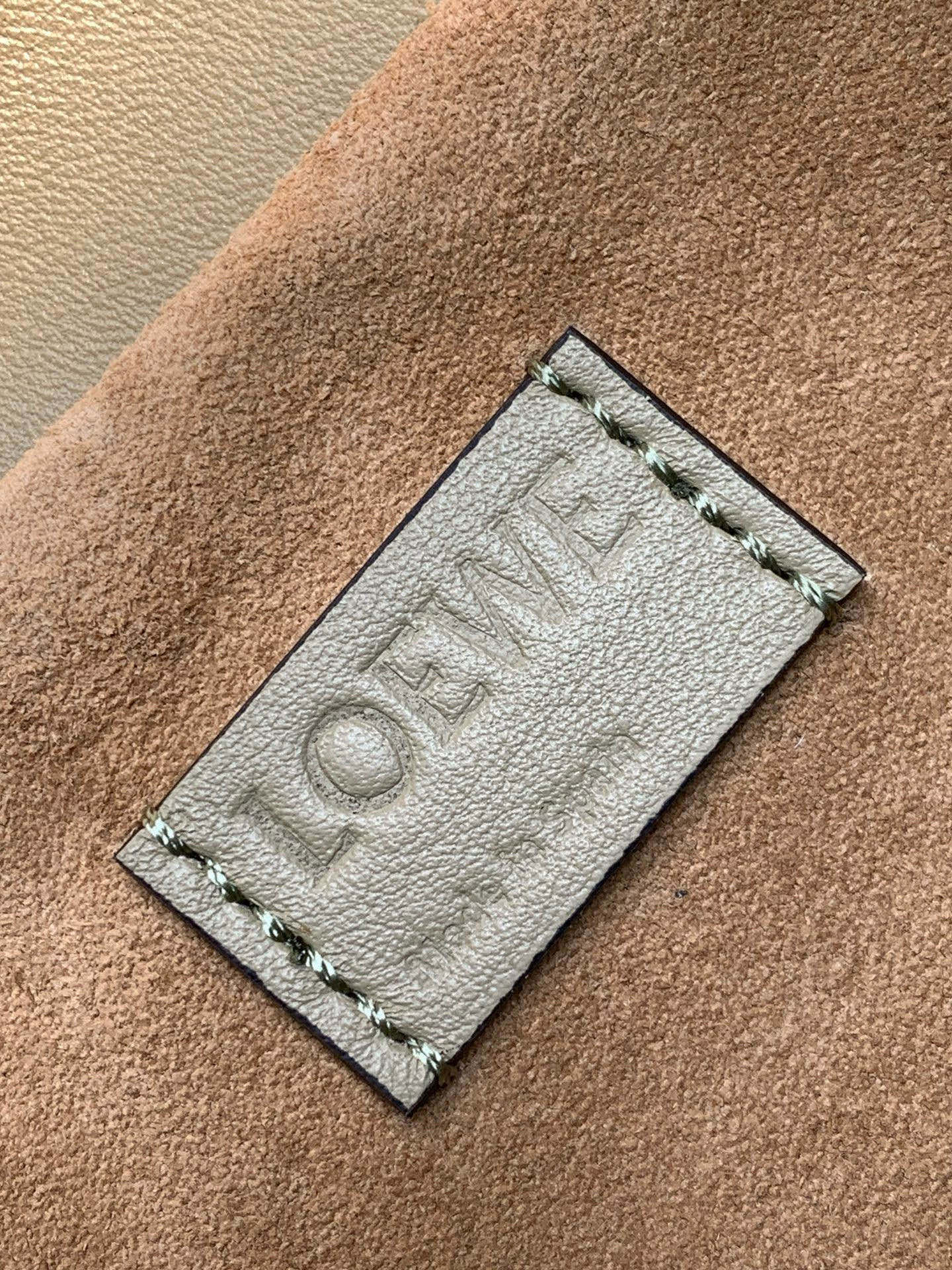 Loewe 新版梦福袋30CM 新款纳帕牛皮革Flamenco手拿包福袋 采用拉绳收紧
