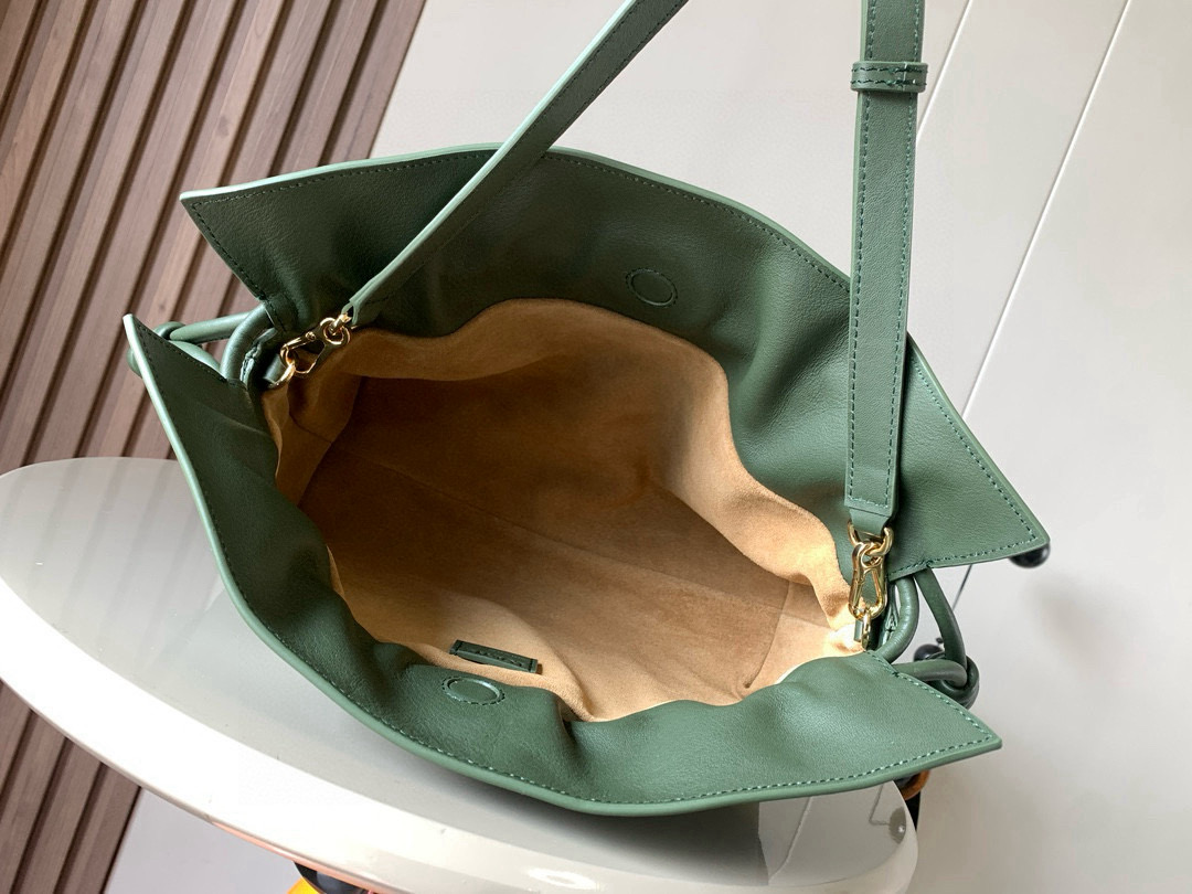 Loewe 新版梦福袋30CM 新款纳帕牛皮革Flamenco手拿包福袋 采用拉绳收紧