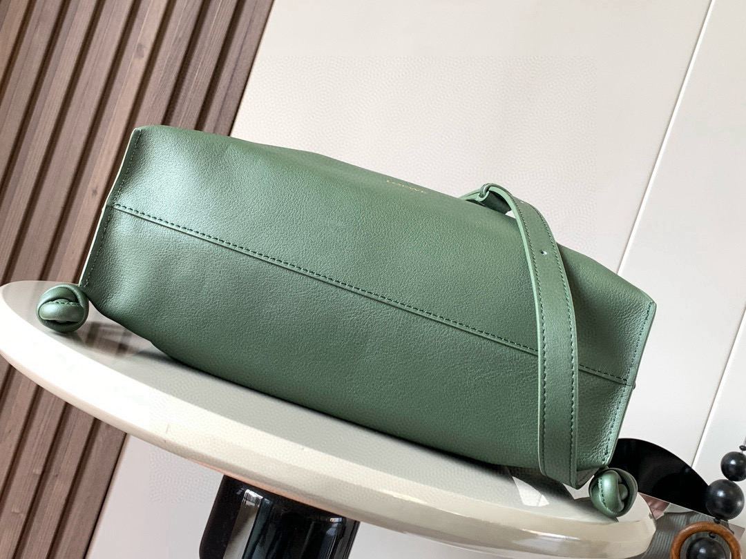 Loewe 新版梦福袋30CM 新款纳帕牛皮革Flamenco手拿包福袋 采用拉绳收紧