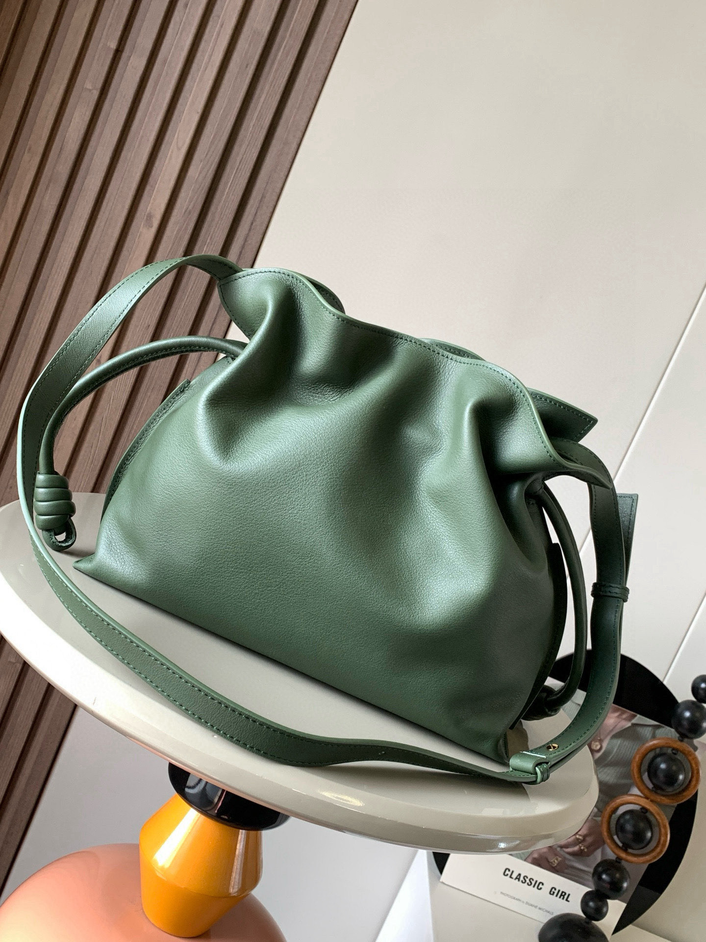 Loewe 新版梦福袋30CM 新款纳帕牛皮革Flamenco手拿包福袋 采用拉绳收紧