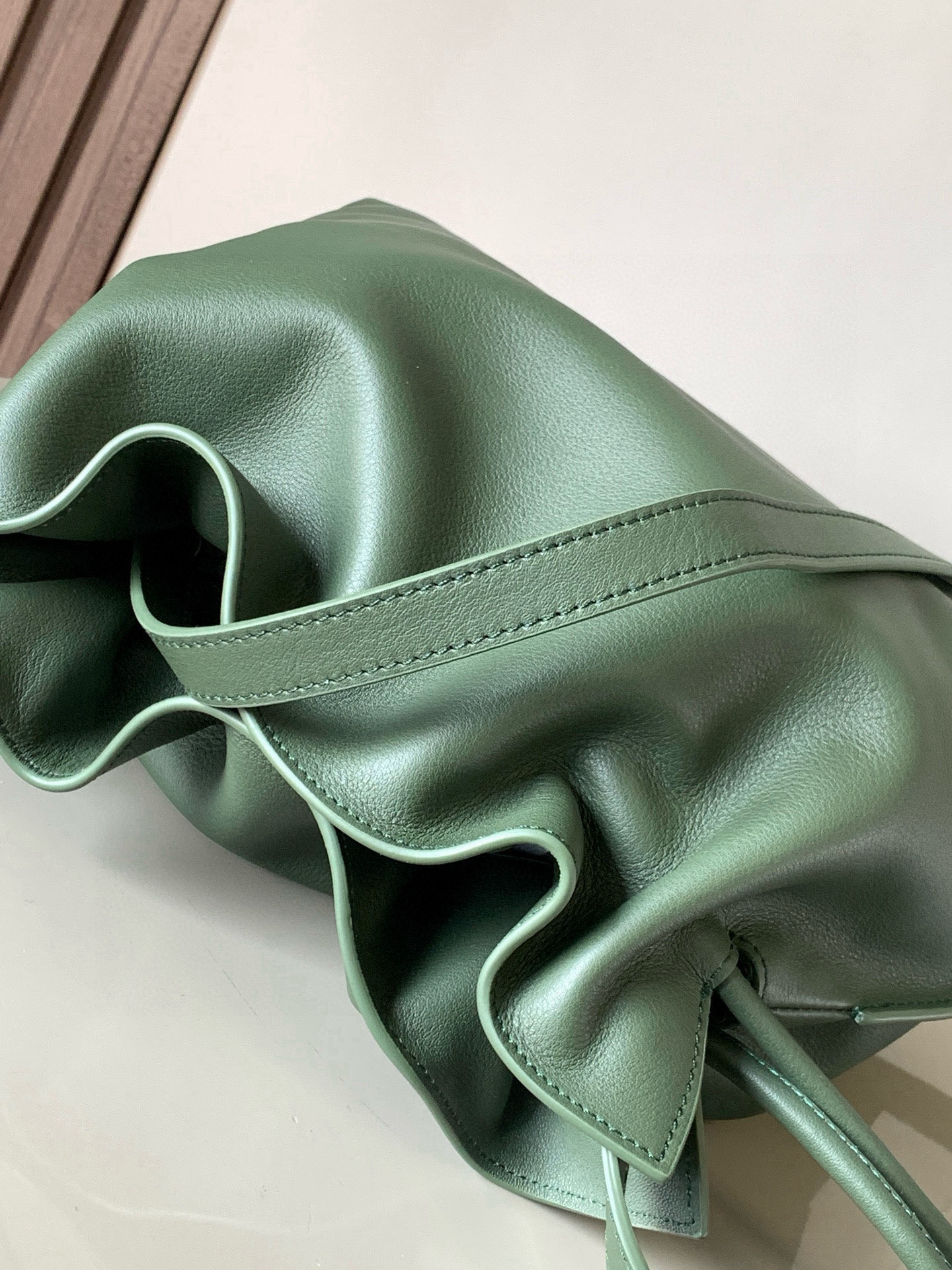 Loewe 新版梦福袋30CM 新款纳帕牛皮革Flamenco手拿包福袋 采用拉绳收紧