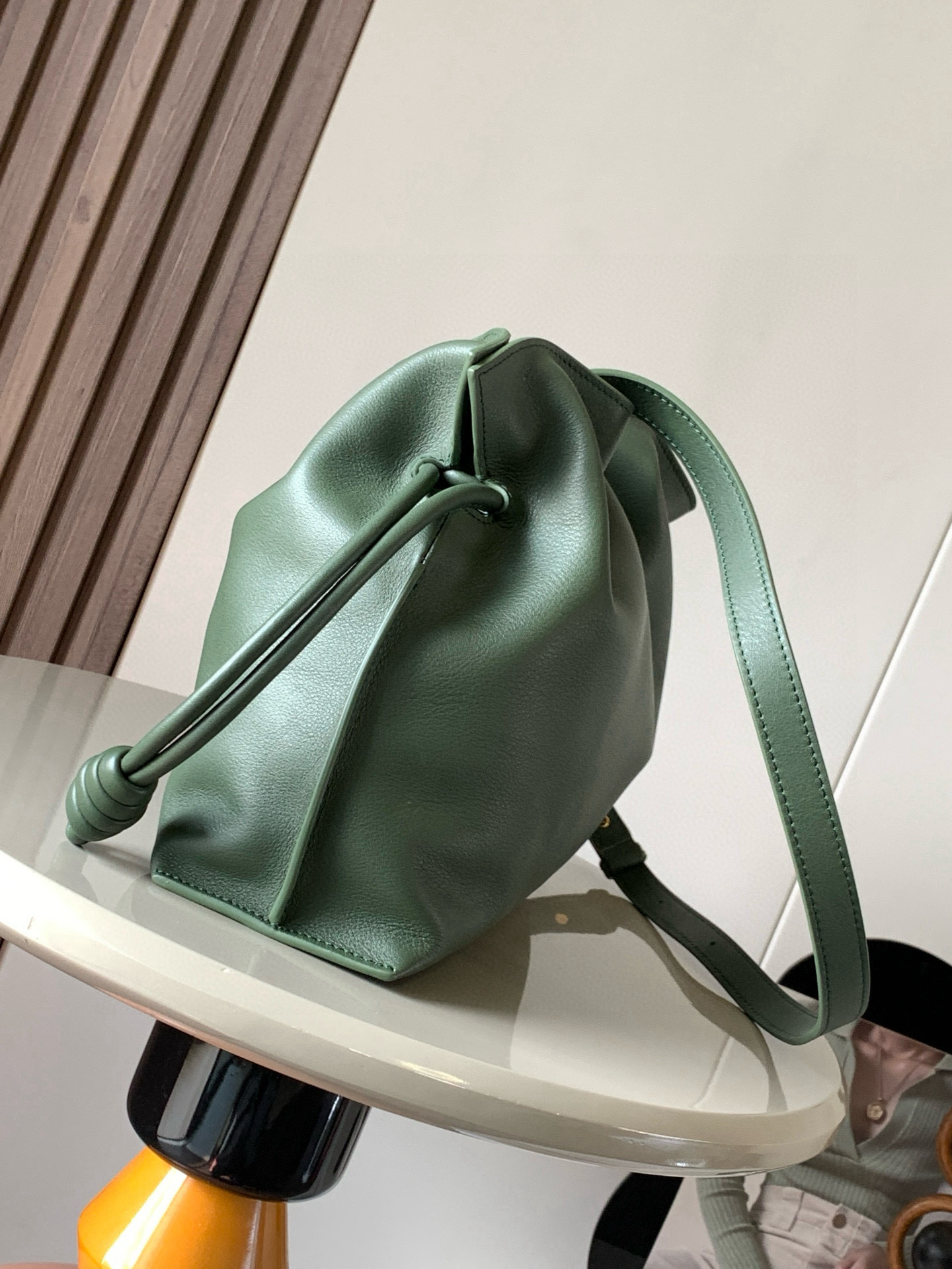 Loewe 新版梦福袋30CM 新款纳帕牛皮革Flamenco手拿包福袋 采用拉绳收紧