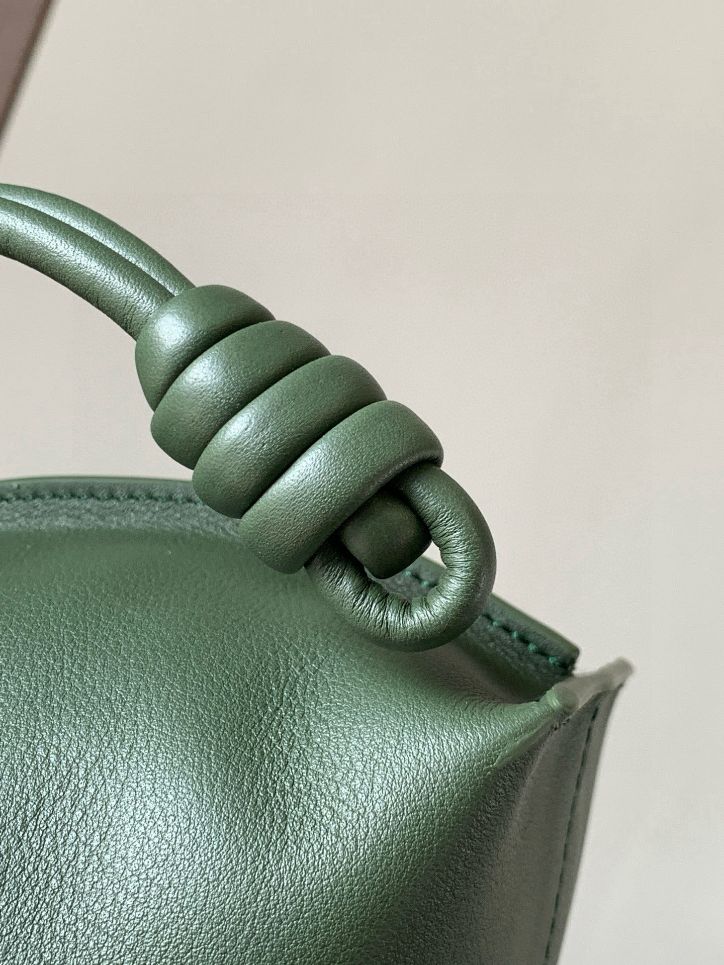 Loewe 新版梦福袋30CM 新款纳帕牛皮革Flamenco手拿包福袋 采用拉绳收紧