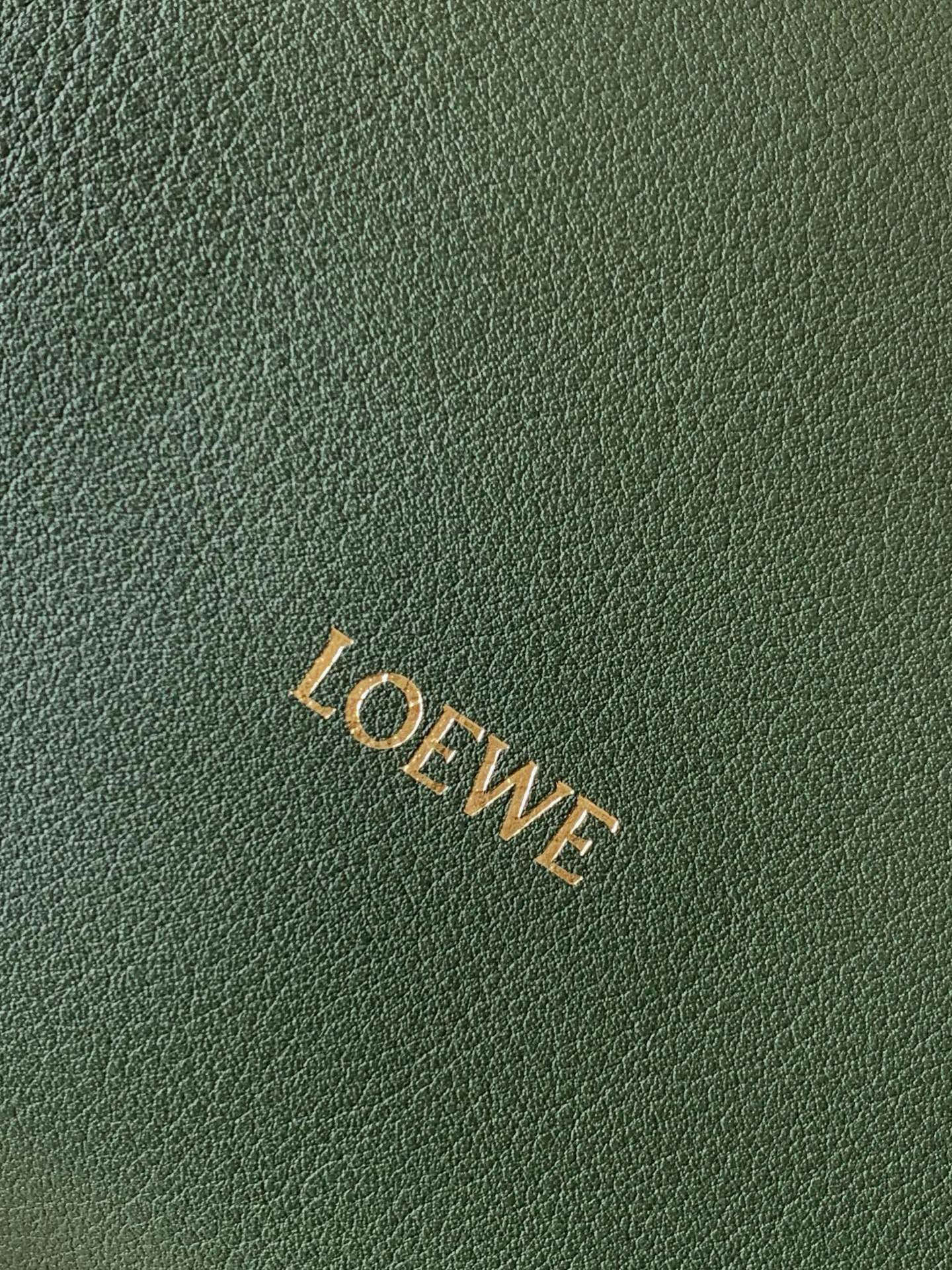 Loewe 新版梦福袋30CM 新款纳帕牛皮革Flamenco手拿包福袋 采用拉绳收紧