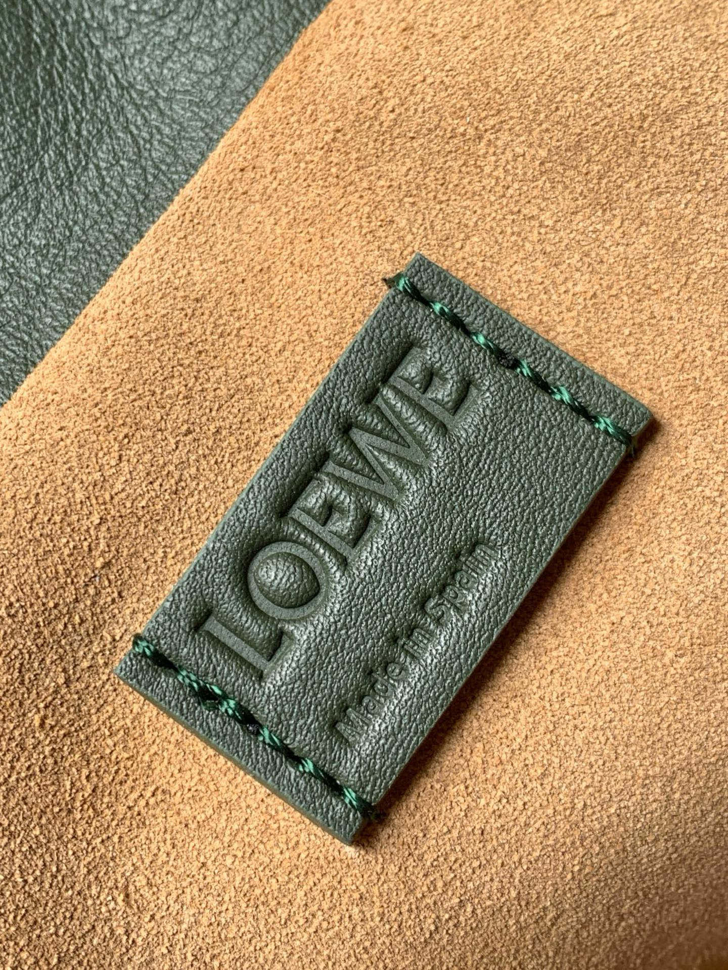Loewe 新版梦福袋30CM 新款纳帕牛皮革Flamenco手拿包福袋 采用拉绳收紧