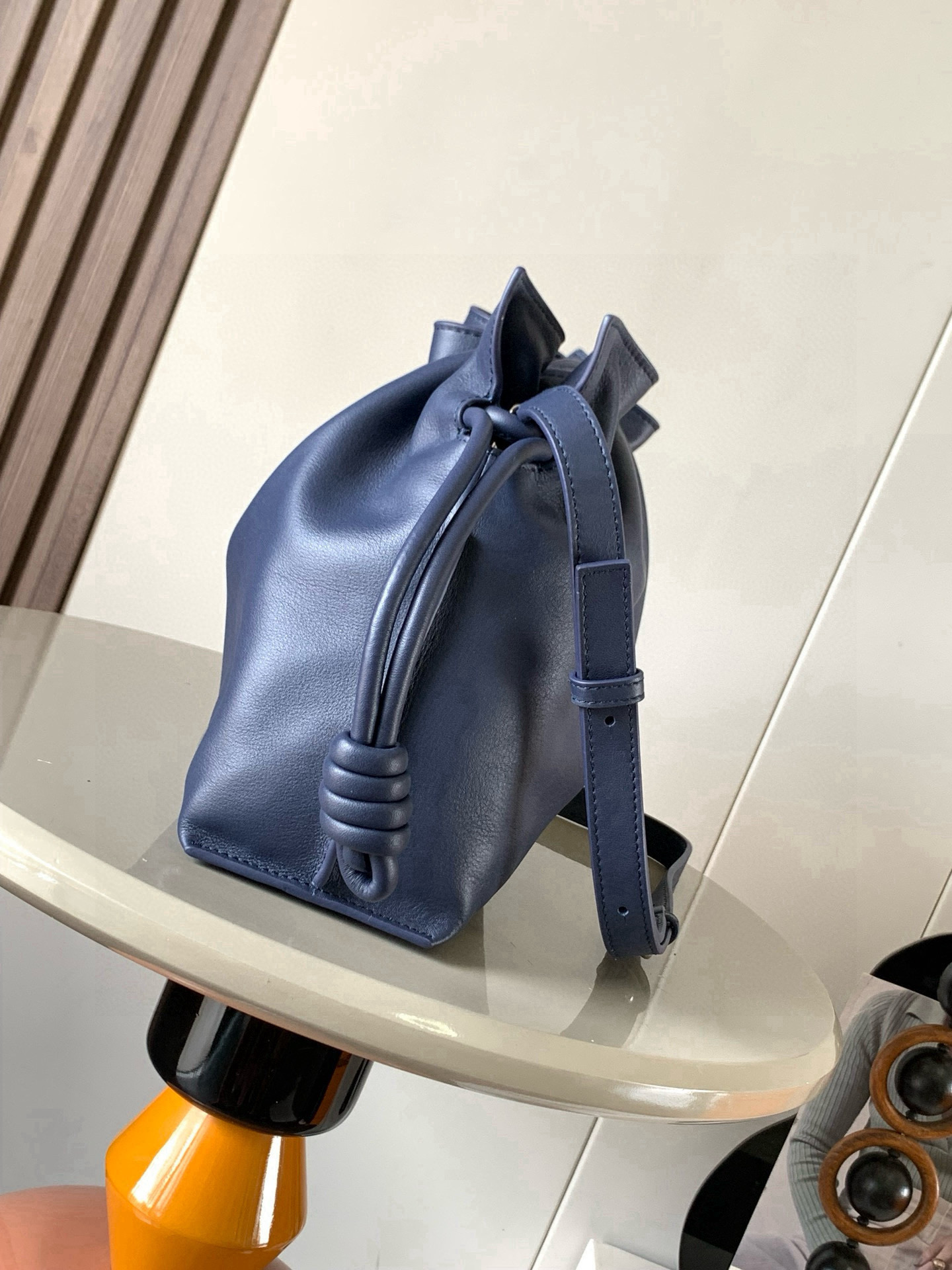 Loewe 新版梦福袋30CM 新款纳帕牛皮革Flamenco手拿包福袋 采用拉绳收紧