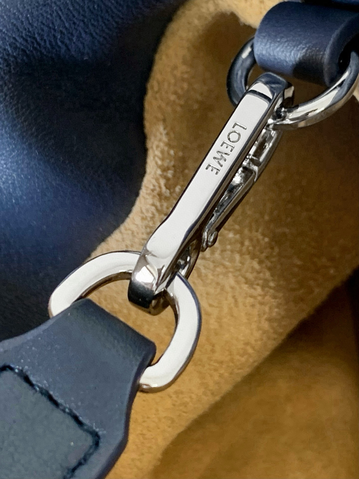 Loewe 新版梦福袋30CM 新款纳帕牛皮革Flamenco手拿包福袋 采用拉绳收紧