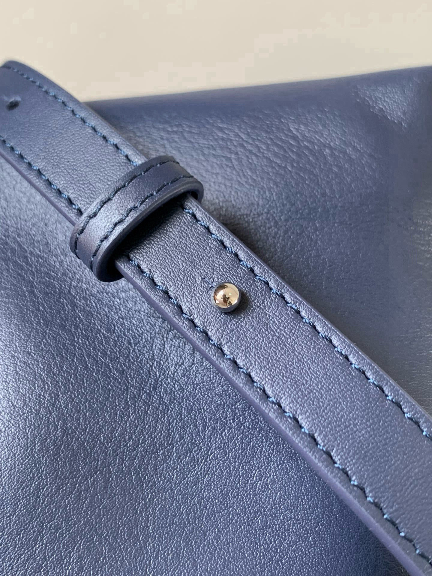 Loewe 新版梦福袋30CM 新款纳帕牛皮革Flamenco手拿包福袋 采用拉绳收紧