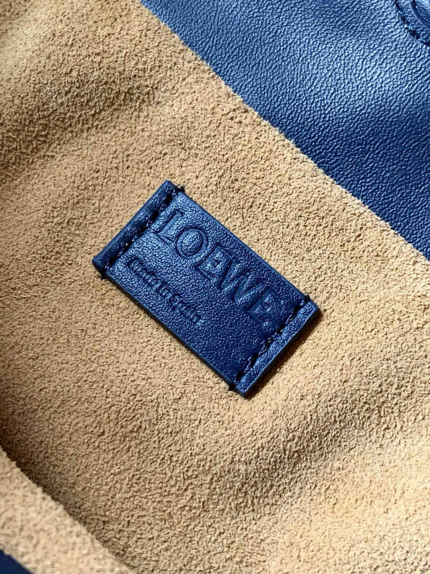 Loewe 新版梦福袋30CM 新款纳帕牛皮革Flamenco手拿包福袋 采用拉绳收紧