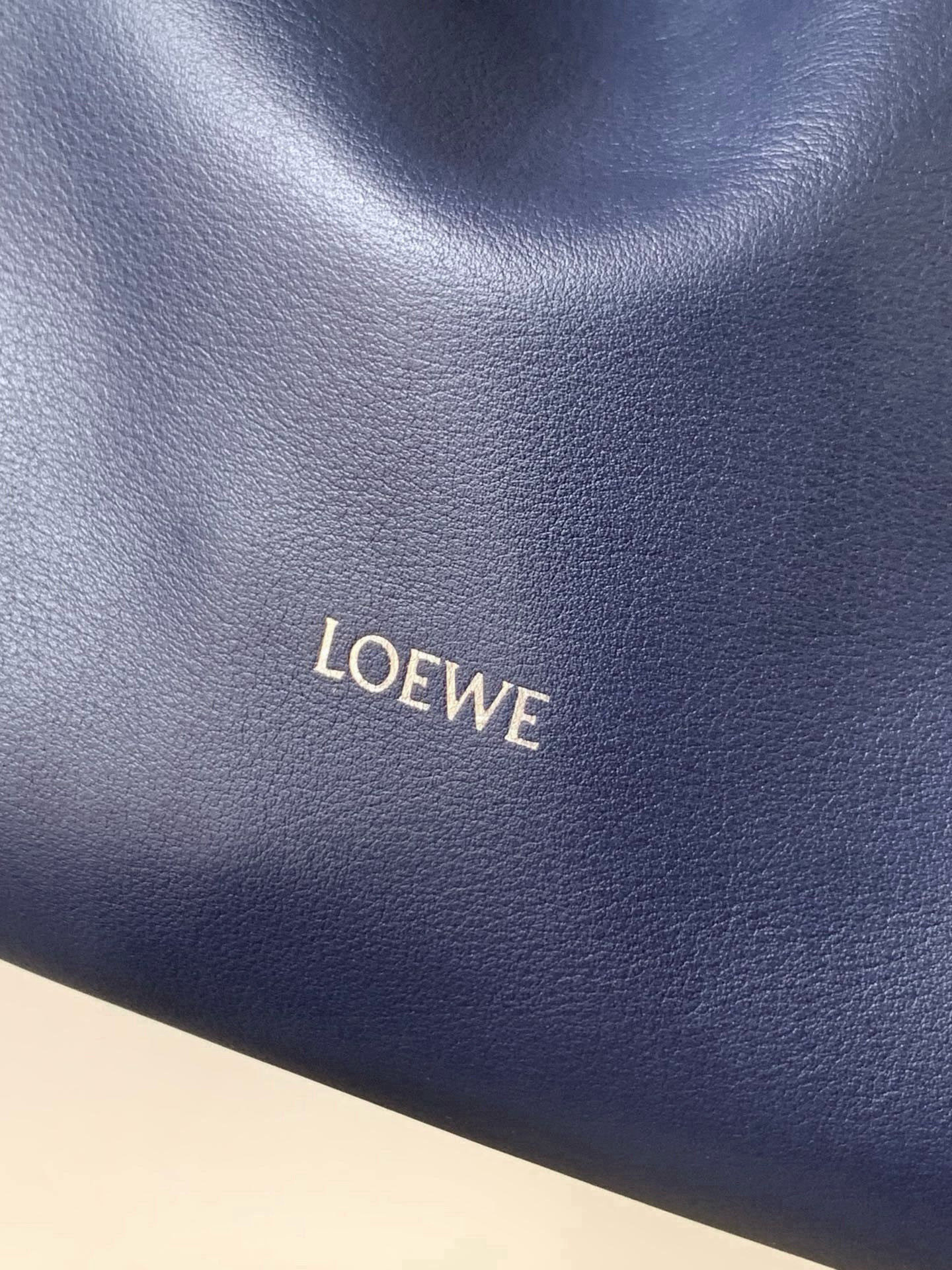 Loewe 新版梦福袋30CM 新款纳帕牛皮革Flamenco手拿包福袋 采用拉绳收紧