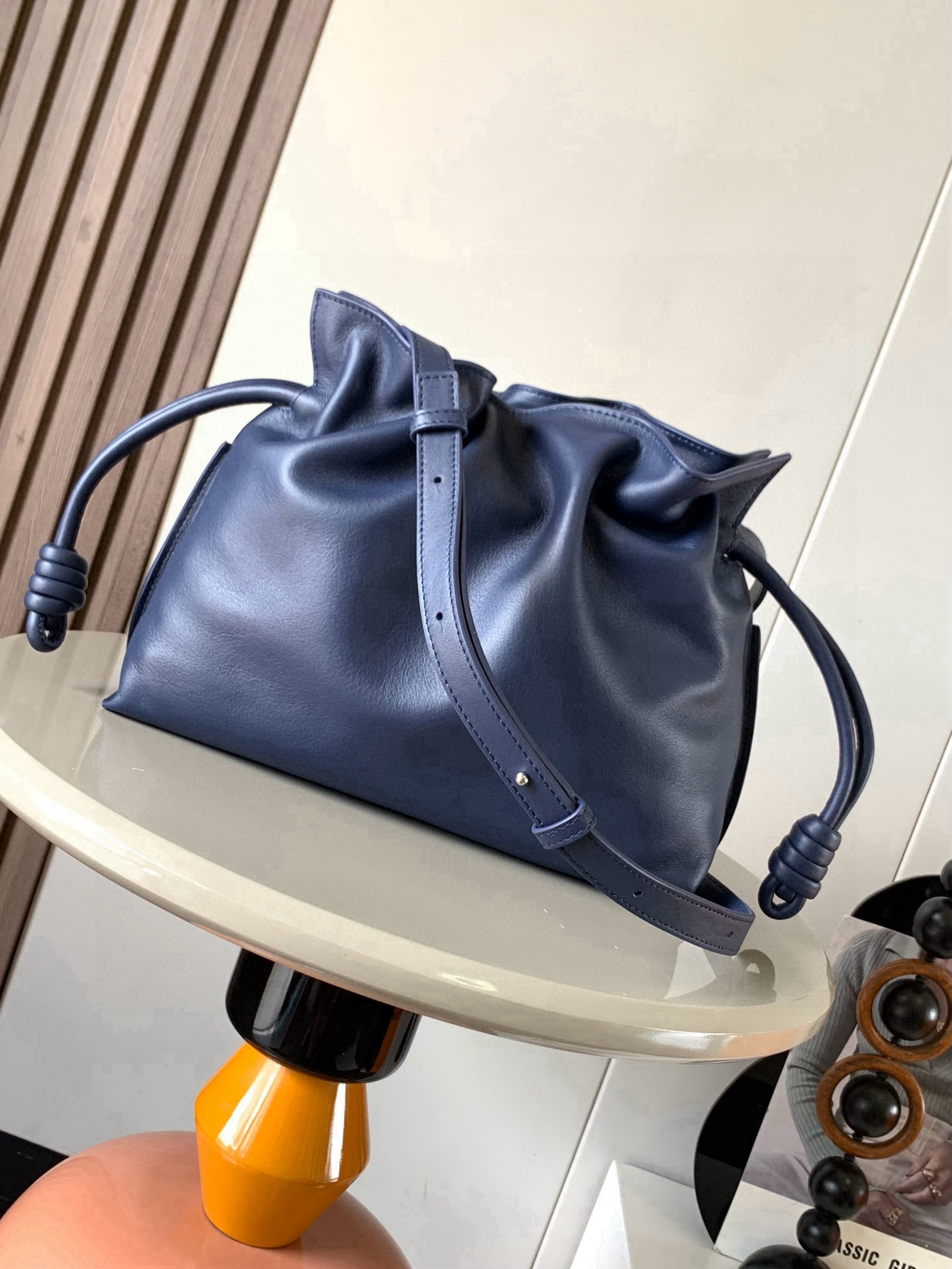 Loewe 新版梦福袋30CM 新款纳帕牛皮革Flamenco手拿包福袋 采用拉绳收紧
