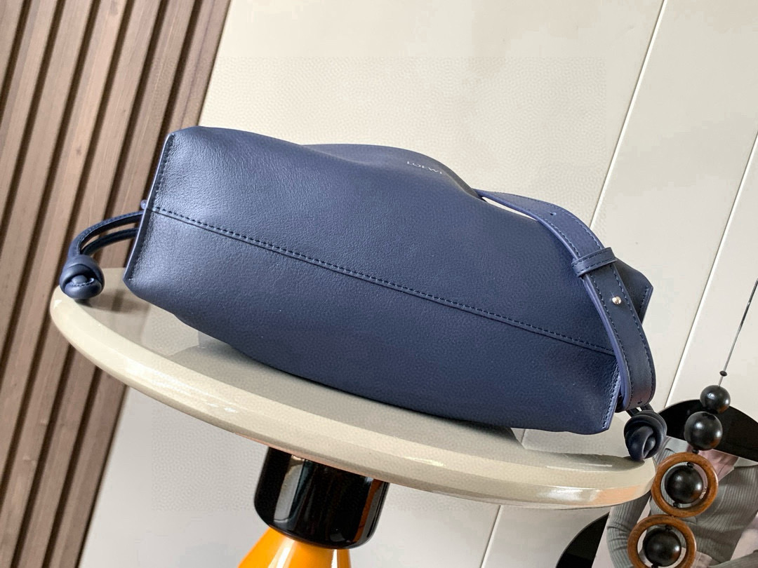 Loewe 新版梦福袋30CM 新款纳帕牛皮革Flamenco手拿包福袋 采用拉绳收紧