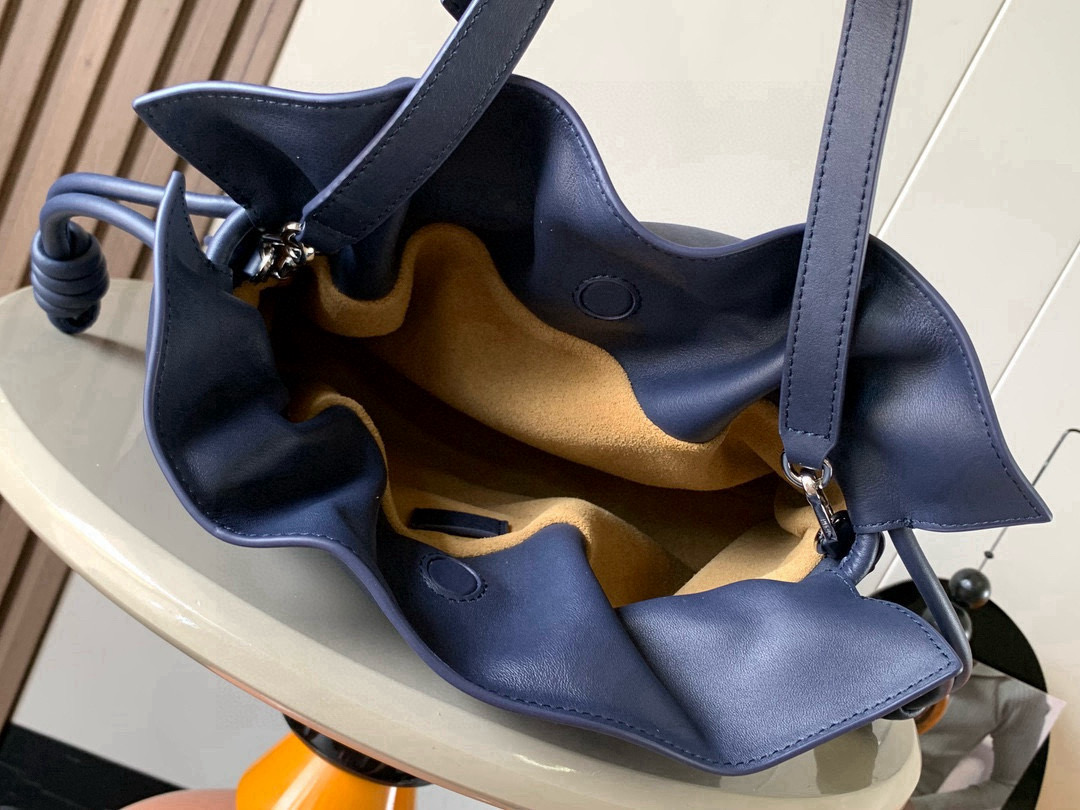 Loewe 新版梦福袋30CM 新款纳帕牛皮革Flamenco手拿包福袋 采用拉绳收紧