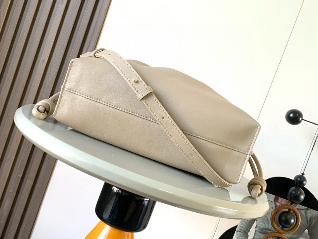Loewe 新版梦福袋30CM 新款纳帕牛皮革Flamenco手拿包福袋 采用拉绳收紧
