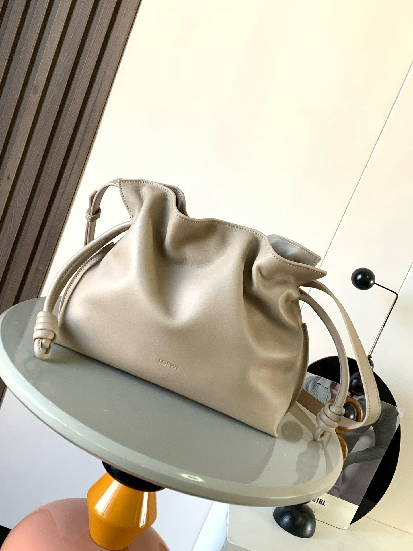 NO:701344,The new version of Dream Lucky Bag is 30CM. The new Napa cow leather Flamenco clutch bag is tightened with a drawstring and tied with the iconic coiled knot. This version is made of Napa cow leather. It must be said that this brand fully demonstrates the softness and pragmatism of the leather in Flamenco Knot. It can be said that you can feel whatever you want at Flamenco.  I found the perfect combination of drawstring bag and tote bag in Knot, which gives girls a different feeling. Although it looks simple, it is also very special and casual. The name of this bag is the same as the flamenco dance of the Spanish Gypsies, which also represents Loewe's casual, elegant and individual design style. The leather is smooth Spanish calfskin and feels very soft. The anti-suede leather lining is very solid and scratch-resistant. It has been highly exposed in street photos. In addition to being used as a shoulder  The bag can also be used as a handbag with the characteristic drawstring design and soft leather loading. Tightening the rope makes the lines smoother. It is very suitable for work or leisure. Size 30CM~24.5CM~10.5CM. Style No. 9043. Color: Earl Gravel, Loewe, loewe, Piaget, totes, handbag, cowhide19860909新版梦福袋30CM新款纳帕牛皮革Flamenco手拿包福袋采用拉绳收紧,并打上标志性的盘绕结这个版本采用纳帕牛皮革制成不得不说,这个品牌将皮质的柔软和实用主义都在Flamenco Knot上展现得淋漓尽致可以说是想要什么感觉都能在Flamenco Knot中找到了将抽绳包和托特包完美结合,带给女生们不一样的感觉虽然看上去简单不能再简单,但又很特别,随性有范这款包的名字与西班牙吉卜赛人的弗朗明戈舞蹈同名这恰好也代表着罗意威随性优雅又个性洒脱的设计风格皮料是光滑的西班牙小牛皮手感特别软,反绒面皮革里衬很扎实耐刮,街拍中曝光率极的它,除了可作shoulder bag亦可作手提袋特色的拉绳设计,以及柔软皮革加载,拉紧绳索更显流畅线条,无论上班或休闲都非常得宜 尺寸30CM~24.5CM~10.5CM 款号9043 颜色伯爵砂砾色,罗意威,loewe,piaget,totes,handbag,cowhide,Bag