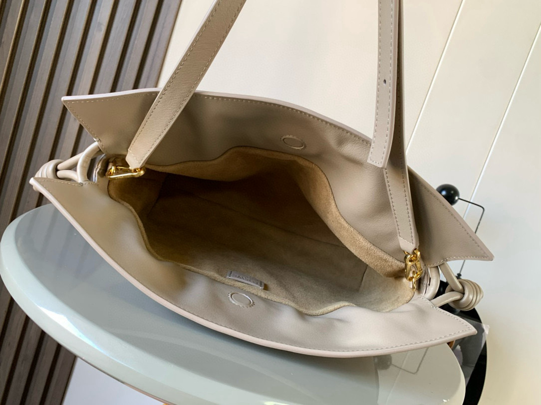Loewe 新版梦福袋30CM 新款纳帕牛皮革Flamenco手拿包福袋 采用拉绳收紧