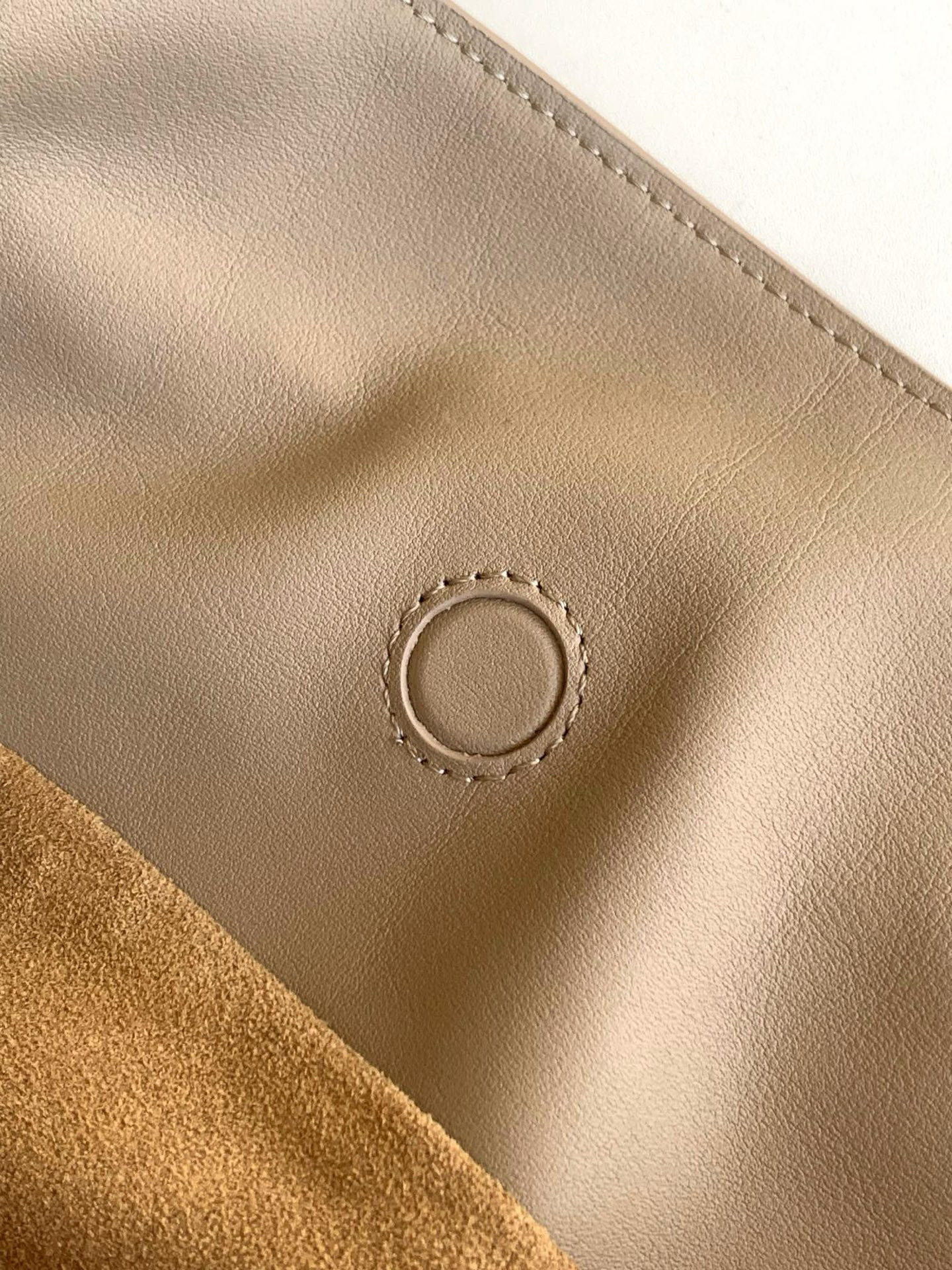 Loewe 新版梦福袋30CM 新款纳帕牛皮革Flamenco手拿包福袋 采用拉绳收紧