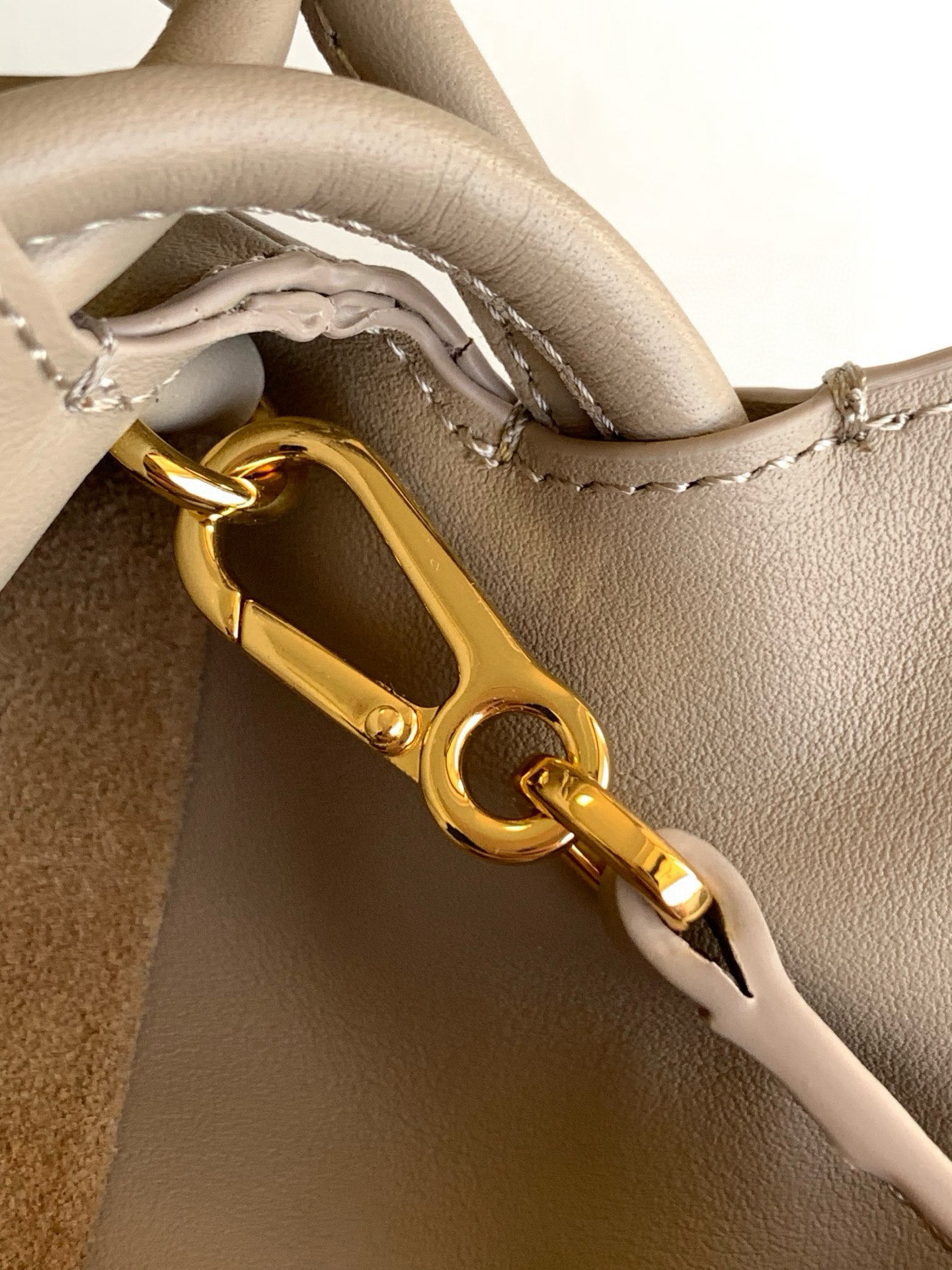 Loewe 新版梦福袋30CM 新款纳帕牛皮革Flamenco手拿包福袋 采用拉绳收紧