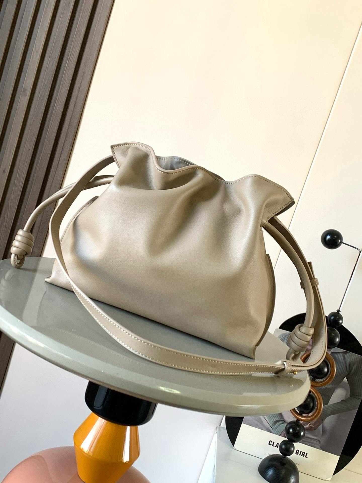 Loewe 新版梦福袋30CM 新款纳帕牛皮革Flamenco手拿包福袋 采用拉绳收紧