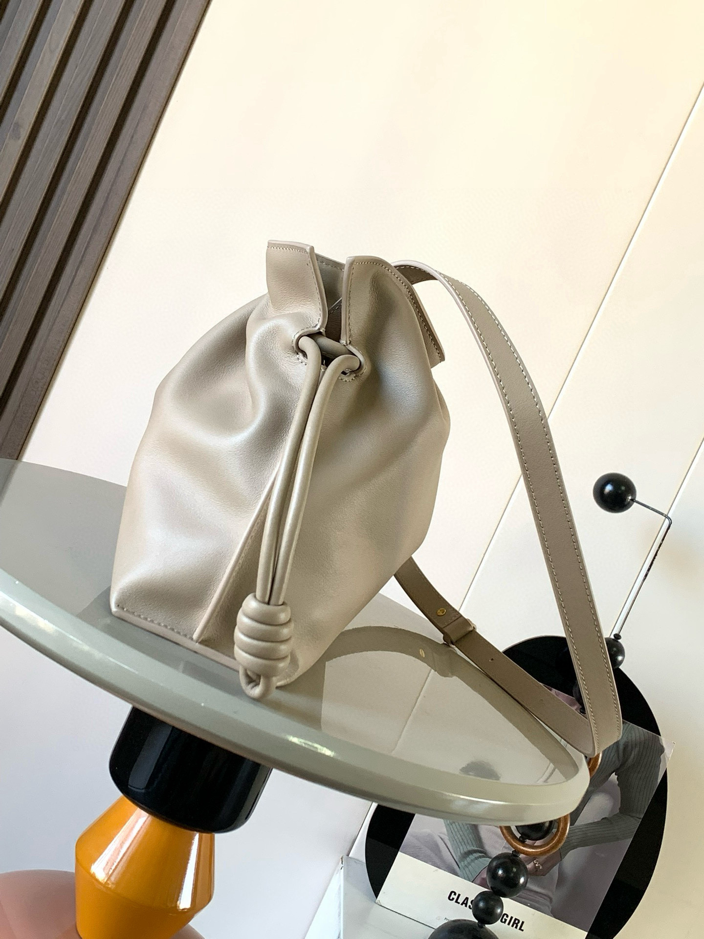 Loewe 新版梦福袋30CM 新款纳帕牛皮革Flamenco手拿包福袋 采用拉绳收紧