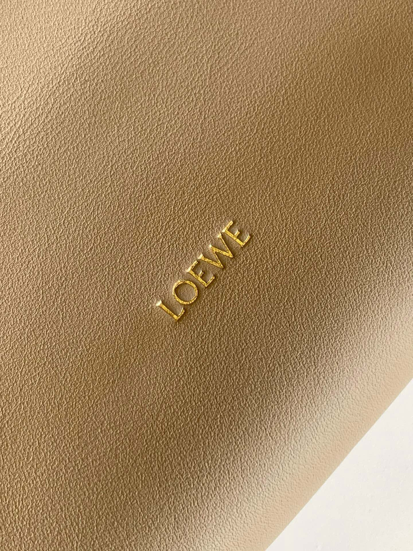 Loewe 新版梦福袋30CM 新款纳帕牛皮革Flamenco手拿包福袋 采用拉绳收紧