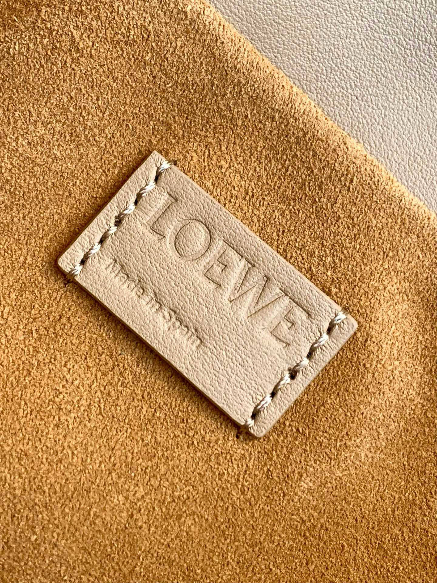 Loewe 新版梦福袋30CM 新款纳帕牛皮革Flamenco手拿包福袋 采用拉绳收紧
