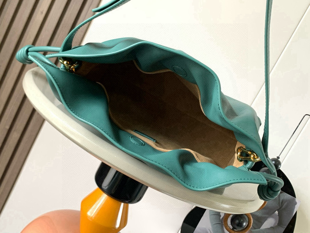 Loewe 新版梦福袋30CM 新款纳帕牛皮革Flamenco手拿包福袋 采用拉绳收紧