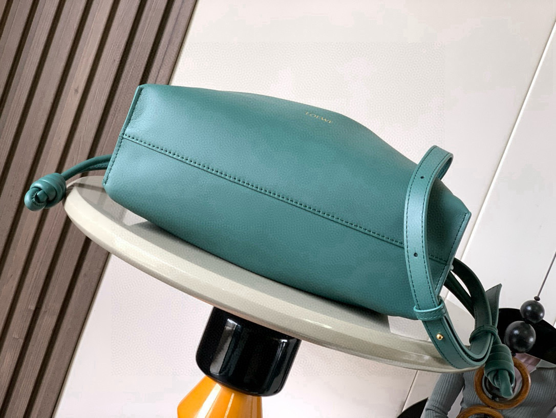 Loewe 新版梦福袋30CM 新款纳帕牛皮革Flamenco手拿包福袋 采用拉绳收紧
