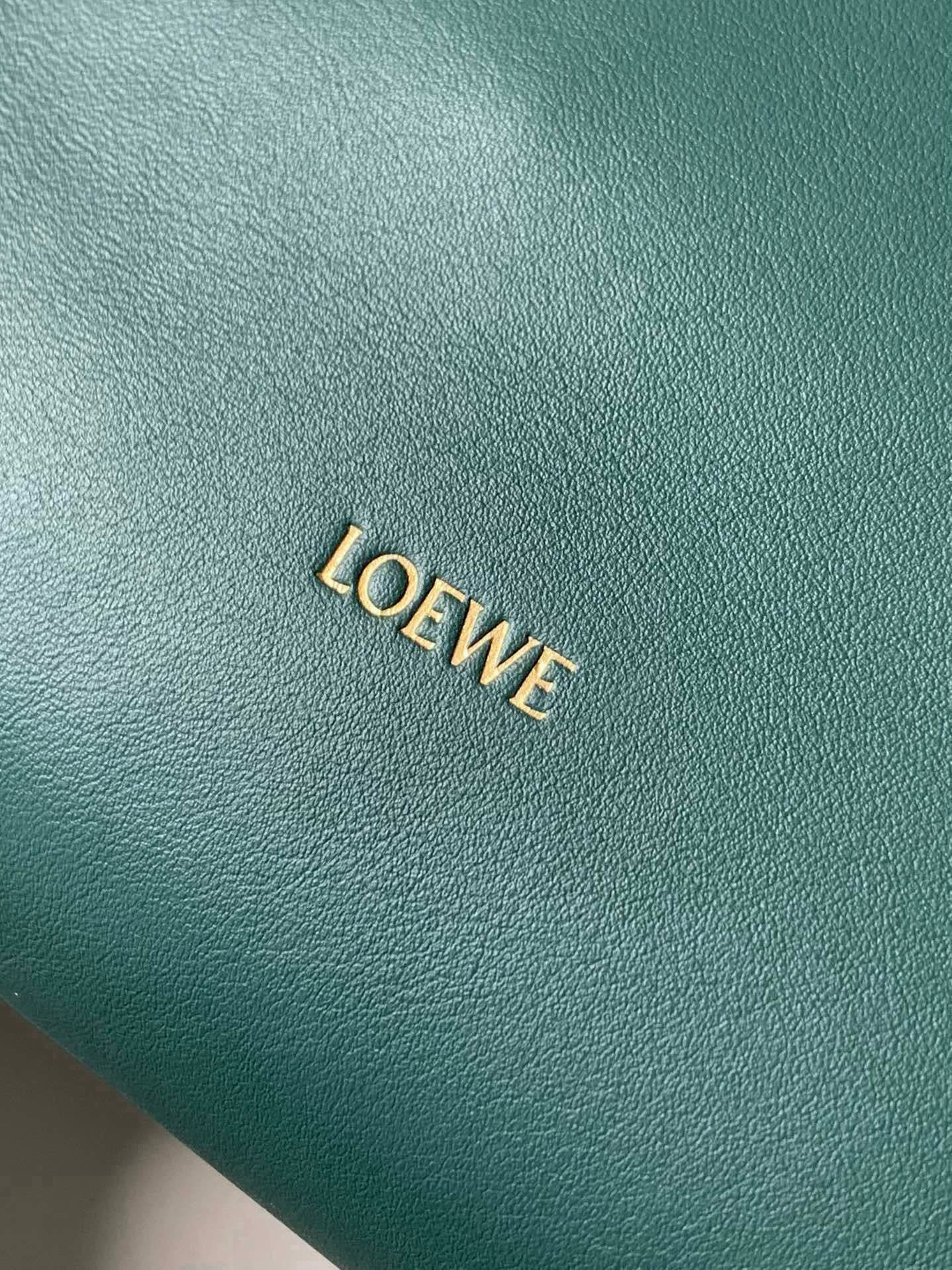 Loewe 新版梦福袋30CM 新款纳帕牛皮革Flamenco手拿包福袋 采用拉绳收紧