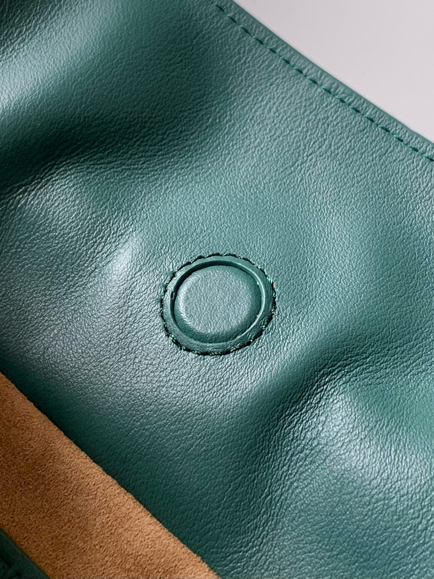 Loewe 新版梦福袋30CM 新款纳帕牛皮革Flamenco手拿包福袋 采用拉绳收紧