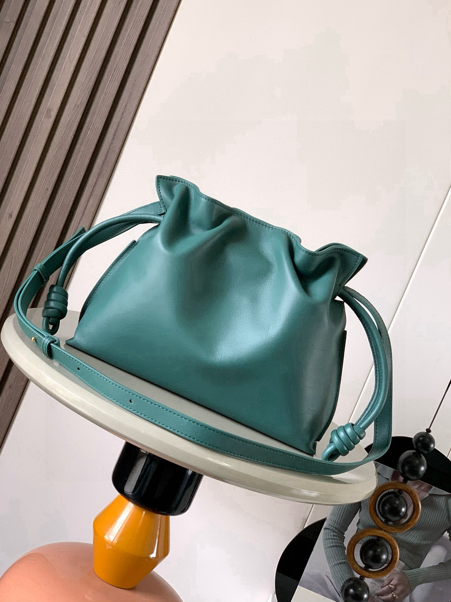 Loewe 新版梦福袋30CM 新款纳帕牛皮革Flamenco手拿包福袋 采用拉绳收紧