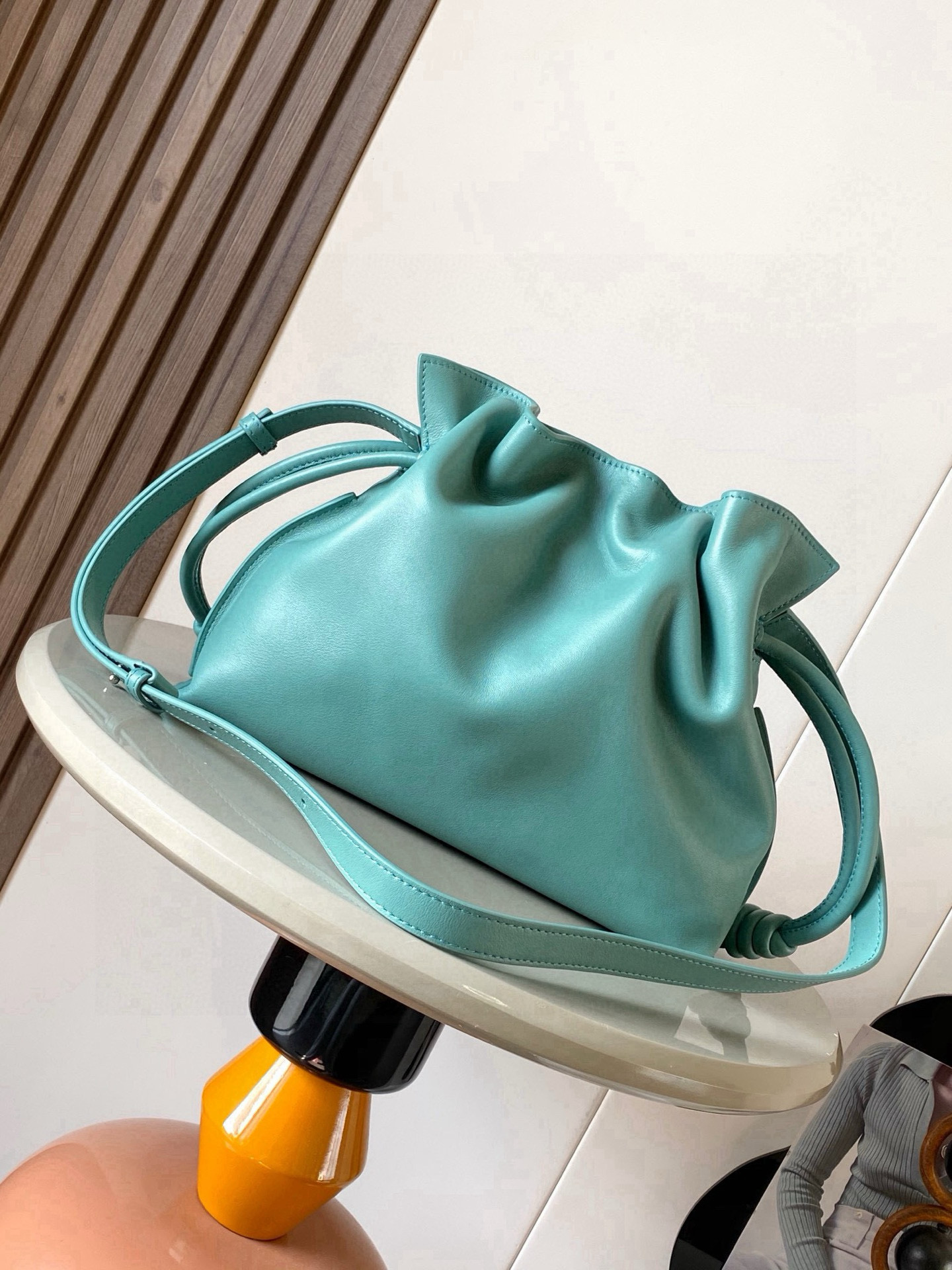 Loewe 新版梦福袋30CM 新款纳帕牛皮革Flamenco手拿包福袋 采用拉绳收紧
