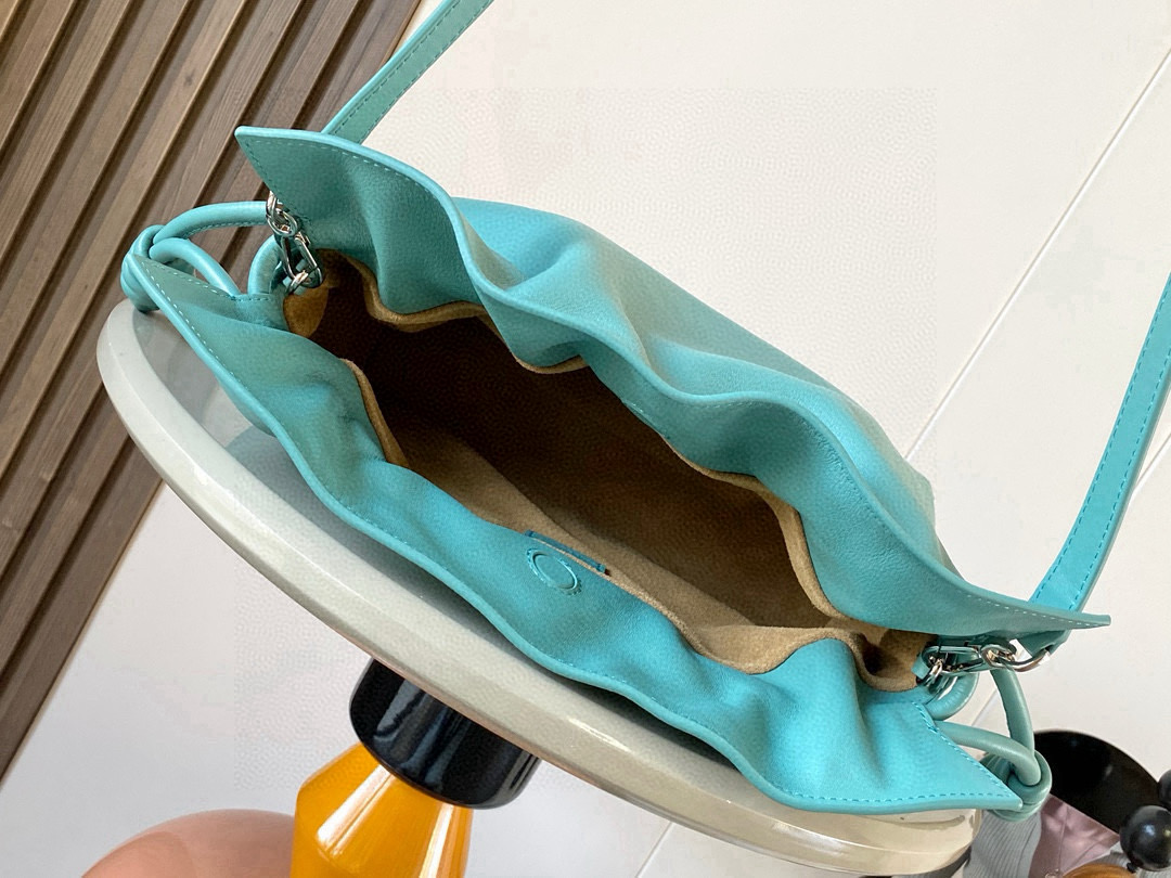 Loewe 新版梦福袋30CM 新款纳帕牛皮革Flamenco手拿包福袋 采用拉绳收紧
