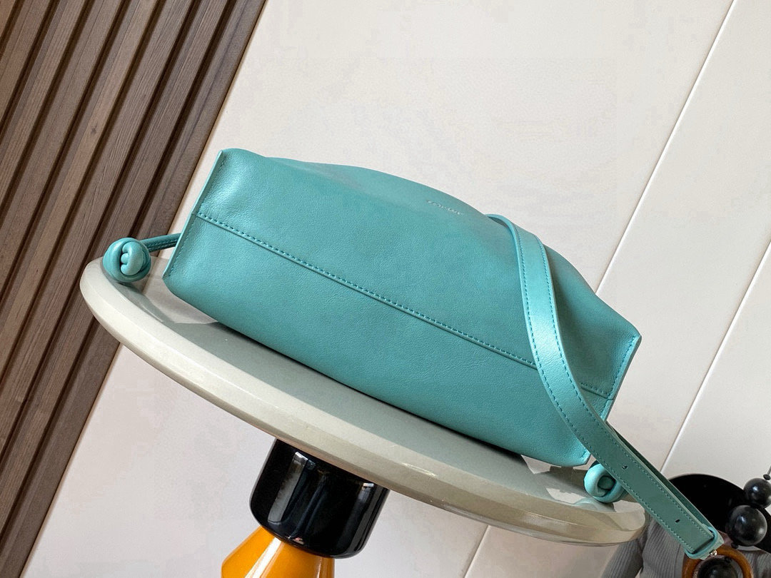 Loewe 新版梦福袋30CM 新款纳帕牛皮革Flamenco手拿包福袋 采用拉绳收紧