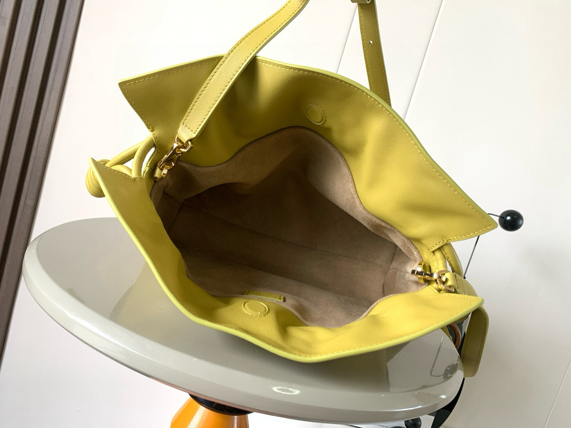 Loewe 新版梦福袋30CM 新款纳帕牛皮革Flamenco手拿包福袋 采用拉绳收紧
