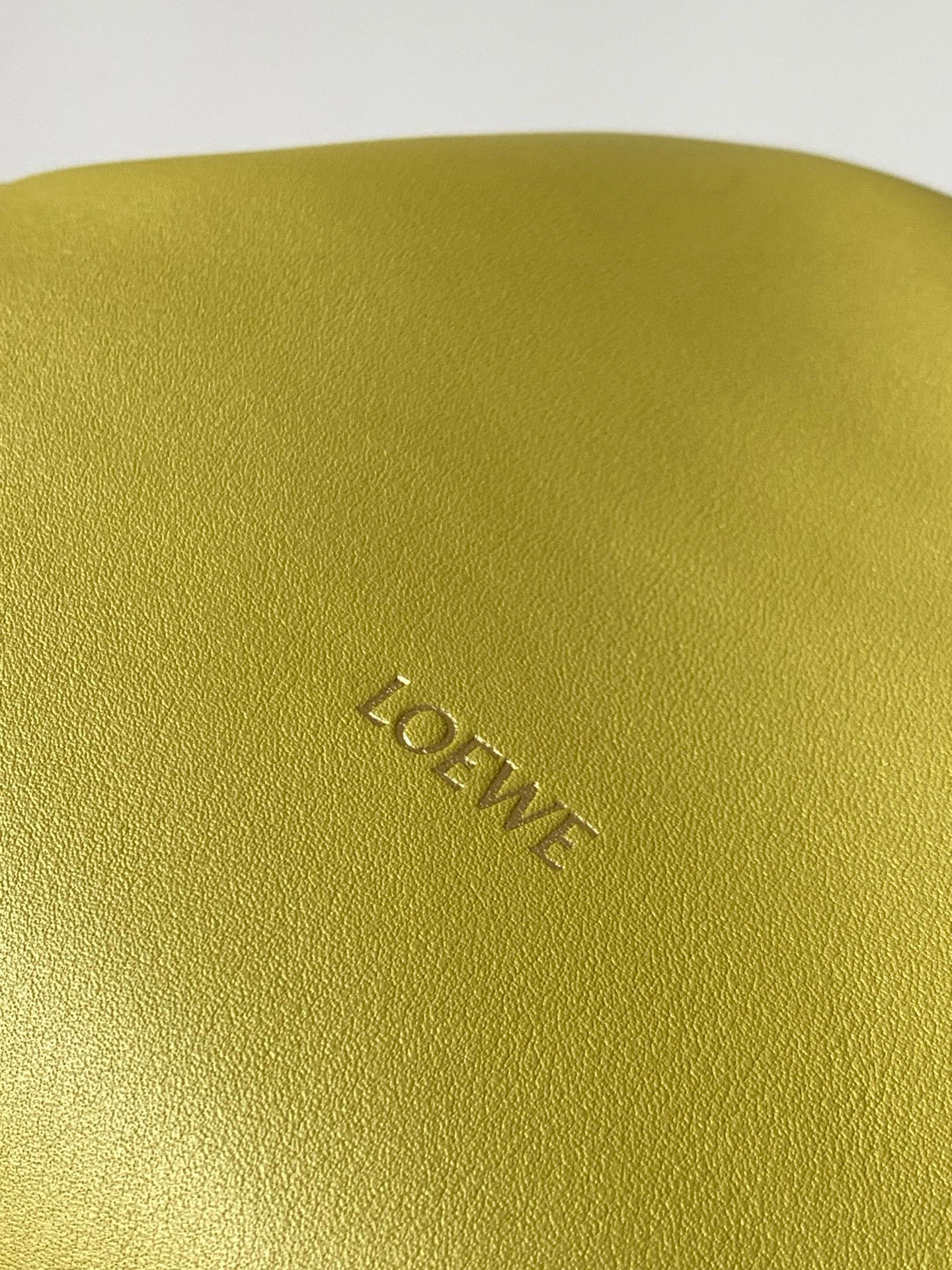 Loewe 新版梦福袋30CM 新款纳帕牛皮革Flamenco手拿包福袋 采用拉绳收紧