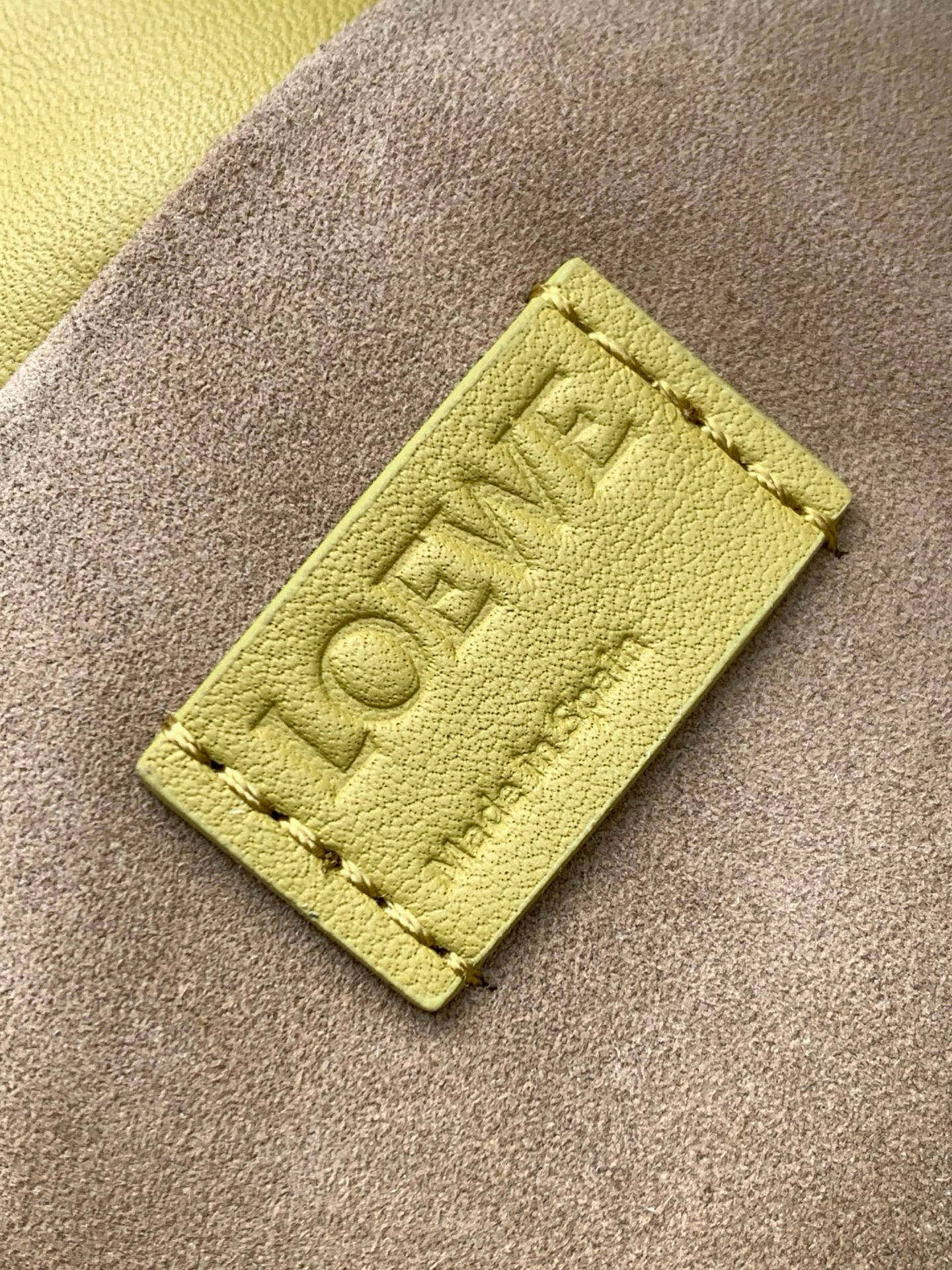 Loewe 新版梦福袋30CM 新款纳帕牛皮革Flamenco手拿包福袋 采用拉绳收紧