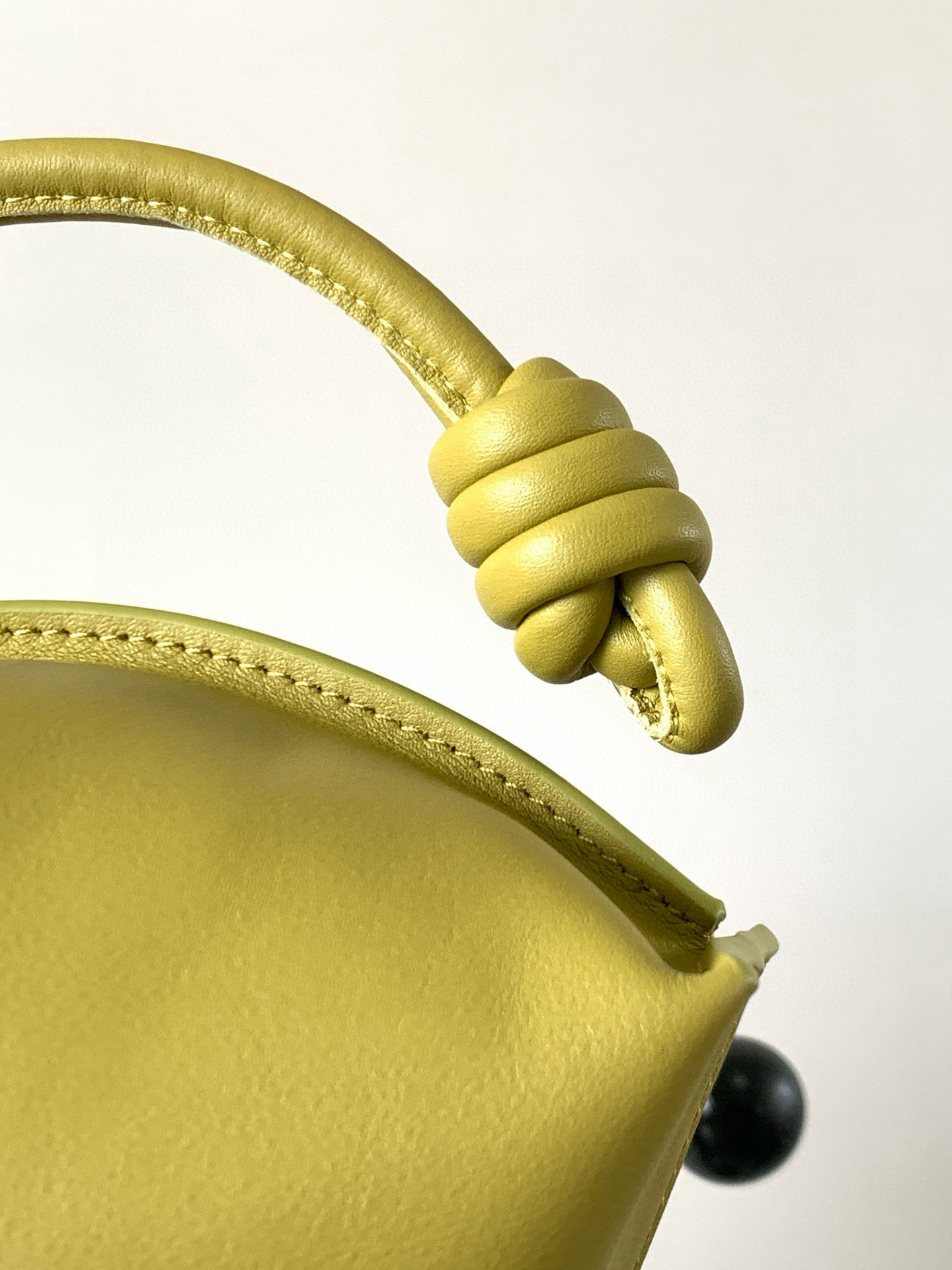 Loewe 新版梦福袋30CM 新款纳帕牛皮革Flamenco手拿包福袋 采用拉绳收紧