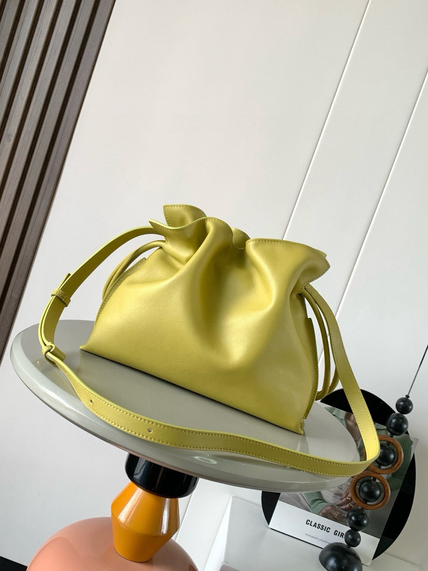 Loewe 新版梦福袋30CM 新款纳帕牛皮革Flamenco手拿包福袋 采用拉绳收紧