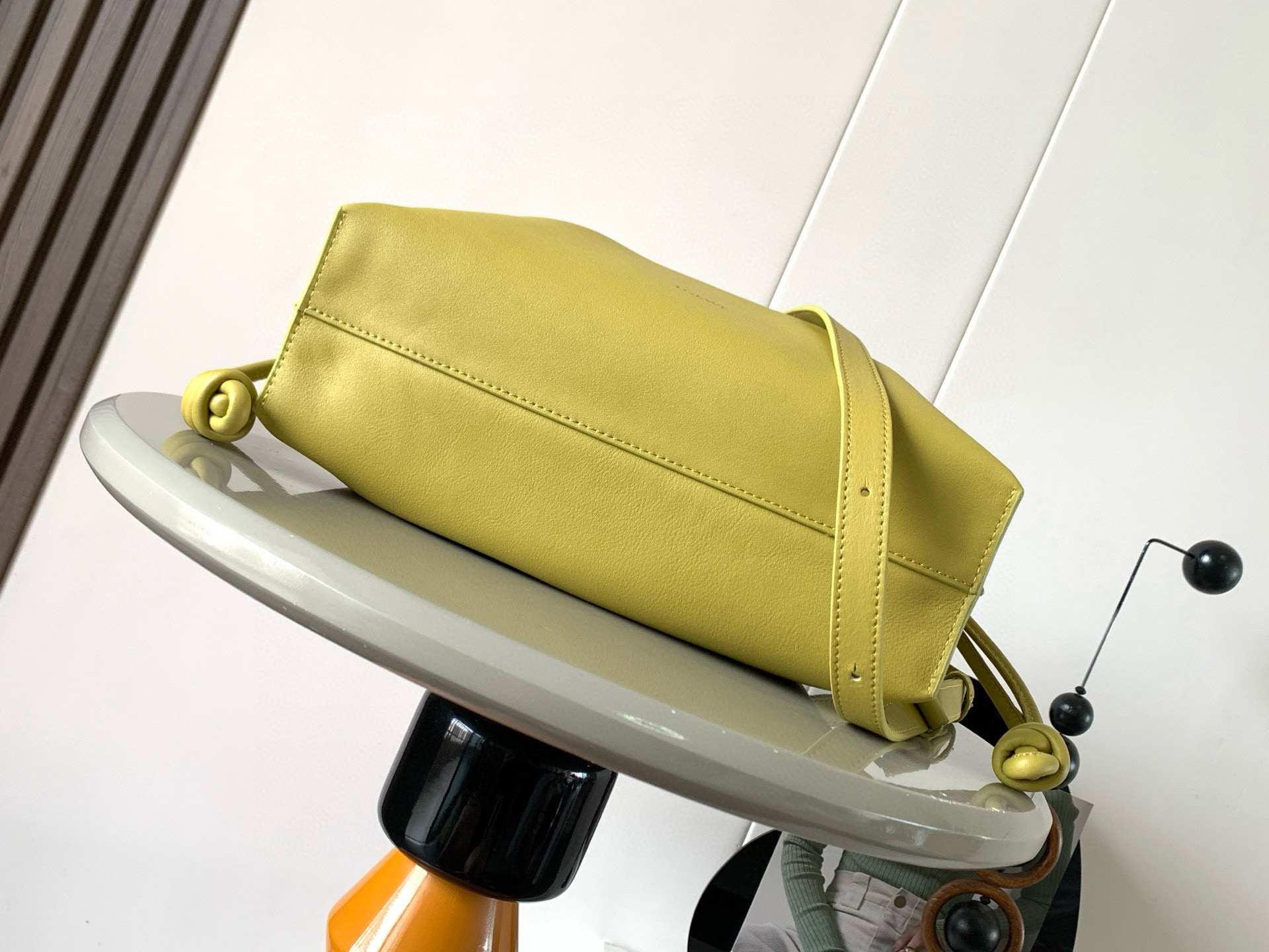 Loewe 新版梦福袋30CM 新款纳帕牛皮革Flamenco手拿包福袋 采用拉绳收紧