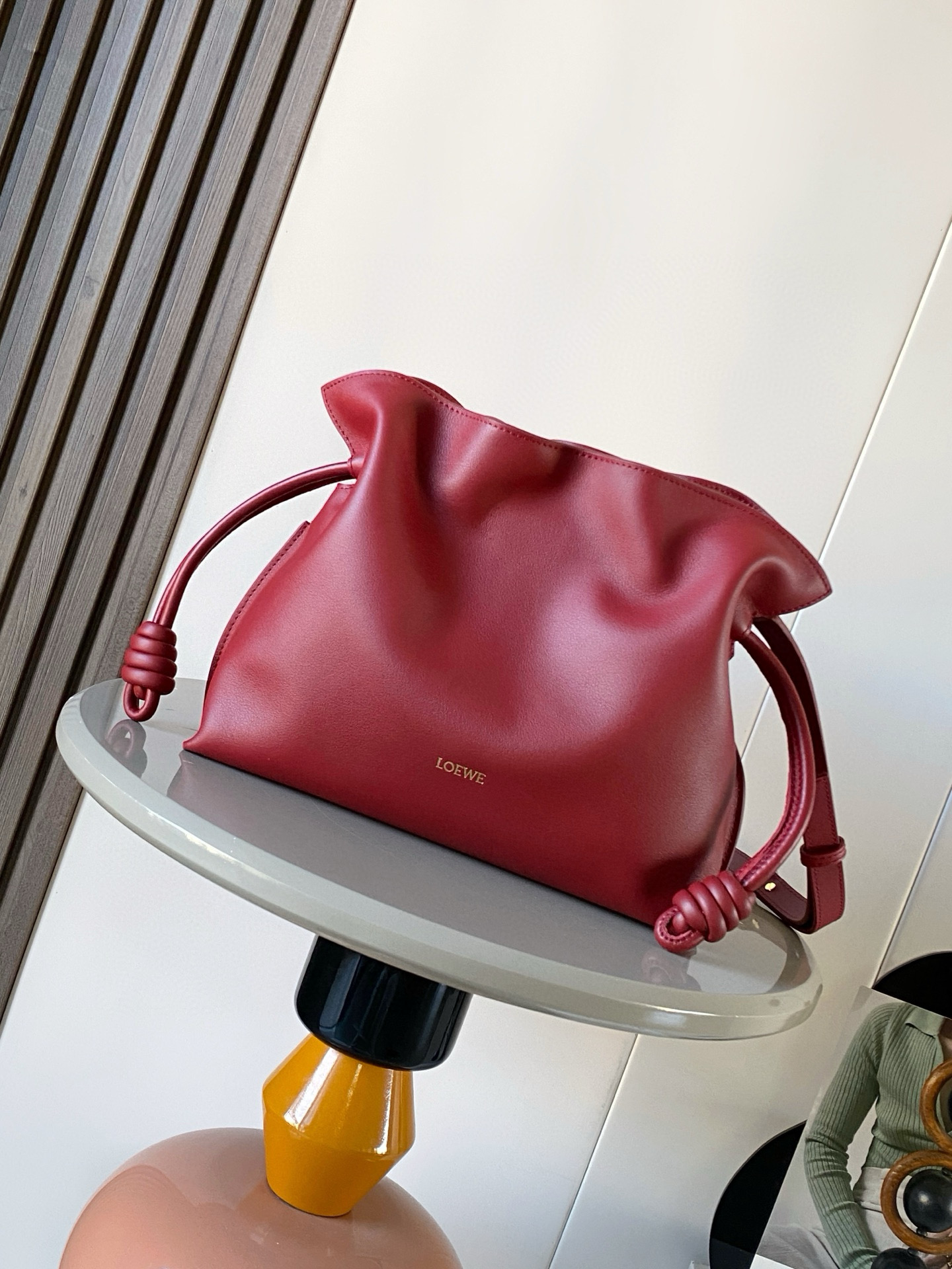 NO:701358,The new version of Dream Lucky Bag is 30CM. The new Napa cow leather Flamenco clutch bag is tightened with a drawstring and tied with the iconic coiled knot. This version is made of Napa cow leather. It must be said that this brand fully demonstrates the softness and pragmatism of the leather in Flamenco Knot. It can be said that you can feel whatever you want at Flamenco.  I found the perfect combination of drawstring bag and tote bag in Knot, which gives girls a different feeling. Although it looks simple, it is also very special and casual. The name of this bag is the same as the flamenco dance of the Spanish Gypsies, which also represents Loewe's casual, elegant and individual design style. The leather is smooth Spanish calfskin and feels very soft. The anti-suede leather lining is very solid and scratch-resistant. It has been highly exposed in street photos. In addition to being used as a shoulder  The bag can also be used as a handbag with the characteristic drawstring design and soft leather loading. Tightening the rope makes the lines smoother. It is very suitable for work or leisure. Size 30CM~24.5CM~10.5CM. Style number 9043. Color maple red, Loewe, totes, handbag, cowhide19860909新版梦福袋30CM新款纳帕牛皮革Flamenco手拿包福袋采用拉绳收紧,并打上标志性的盘绕结这个版本采用纳帕牛皮革制成不得不说,这个品牌将皮质的柔软和实用主义都在Flamenco Knot上展现得淋漓尽致可以说是想要什么感觉都能在Flamenco Knot中找到了将抽绳包和托特包完美结合,带给女生们不一样的感觉虽然看上去简单不能再简单,但又很特别,随性有范这款包的名字与西班牙吉卜赛人的弗朗明戈舞蹈同名这恰好也代表着罗意威随性优雅又个性洒脱的设计风格皮料是光滑的西班牙小牛皮手感特别软,反绒面皮革里衬很扎实耐刮,街拍中曝光率极的它,除了可作shoulder bag亦可作手提袋特色的拉绳设计,以及柔软皮革加载,拉紧绳索更显流畅线条,无论上班或休闲都非常得宜 尺寸30CM~24.5CM~10.5CM 款号9043 颜色枫叶红,罗意威,loewe,totes,handbag,cowhide,Bag