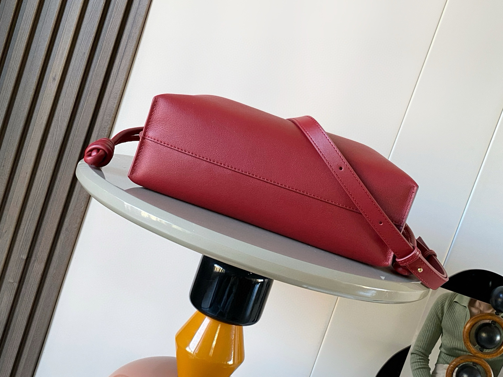 Loewe 新版梦福袋30CM 新款纳帕牛皮革Flamenco手拿包福袋 采用拉绳收紧