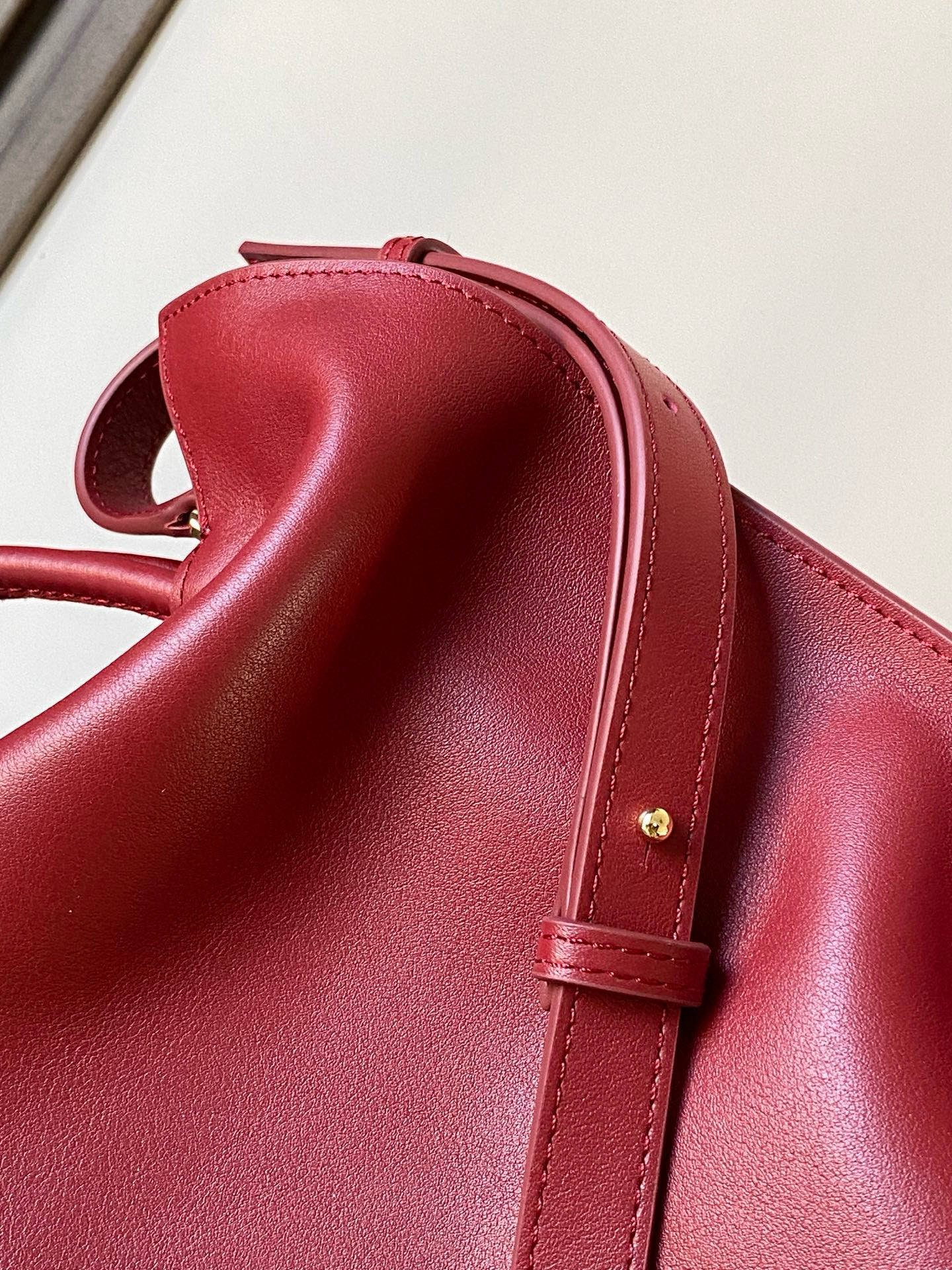 Loewe 新版梦福袋30CM 新款纳帕牛皮革Flamenco手拿包福袋 采用拉绳收紧