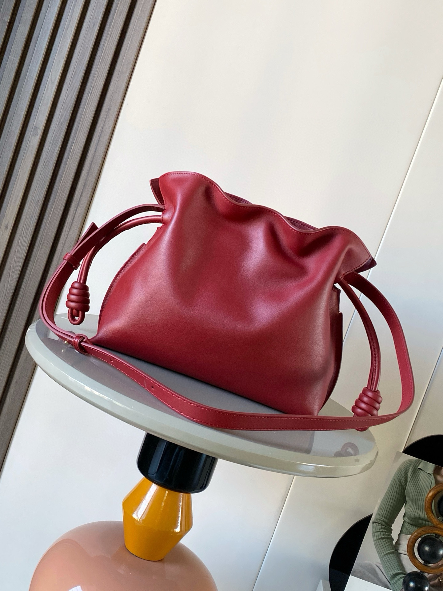 Loewe 新版梦福袋30CM 新款纳帕牛皮革Flamenco手拿包福袋 采用拉绳收紧