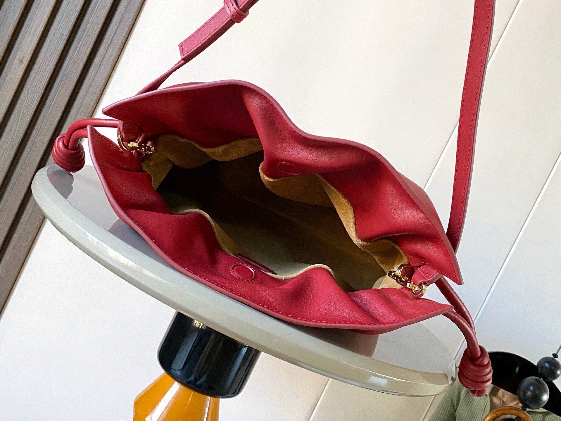 Loewe 新版梦福袋30CM 新款纳帕牛皮革Flamenco手拿包福袋 采用拉绳收紧