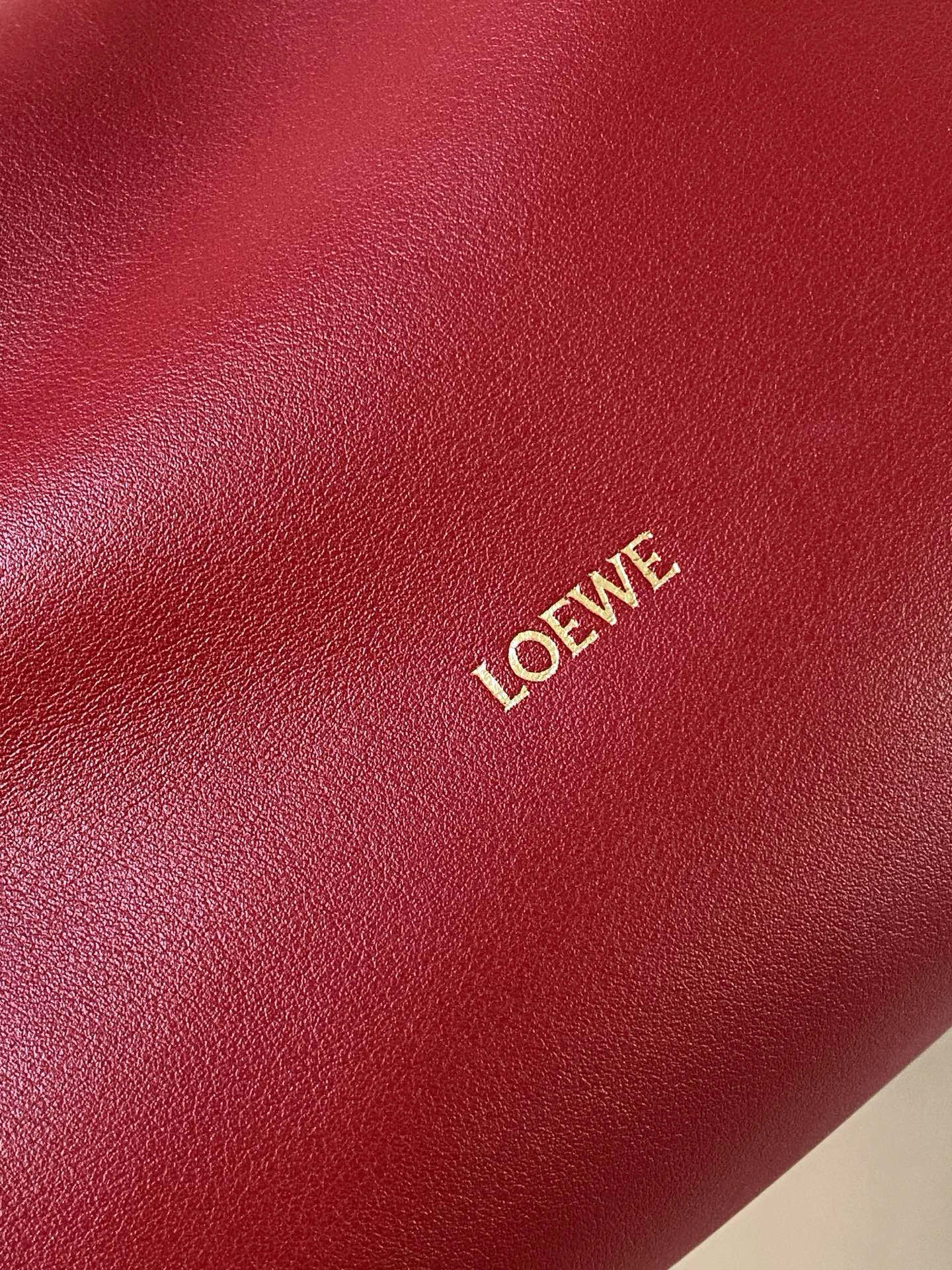 Loewe 新版梦福袋30CM 新款纳帕牛皮革Flamenco手拿包福袋 采用拉绳收紧